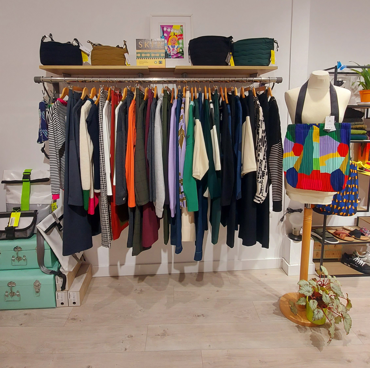 Tienda especializada en las mejores marcas de Ropa Ética, Sostenible y de algodón orgánico en Granada y Jaén. SKFK, Skunkfunk, PAN Producto Básico, Ecoalf