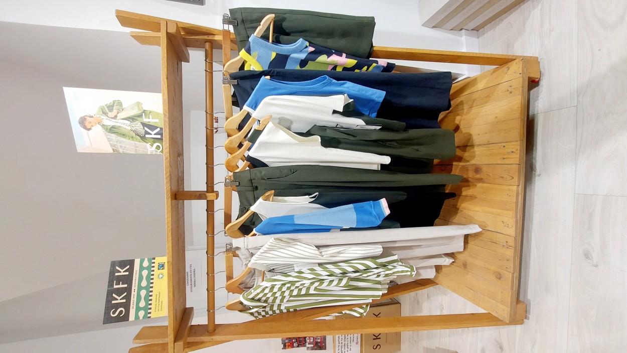 Tienda especializada en las mejores marcas de Ropa Ética, Sostenible y de algodón orgánico en Granada y Jaén. SKFK, Skunkfunk, PAN Producto Básico, Ecoalf