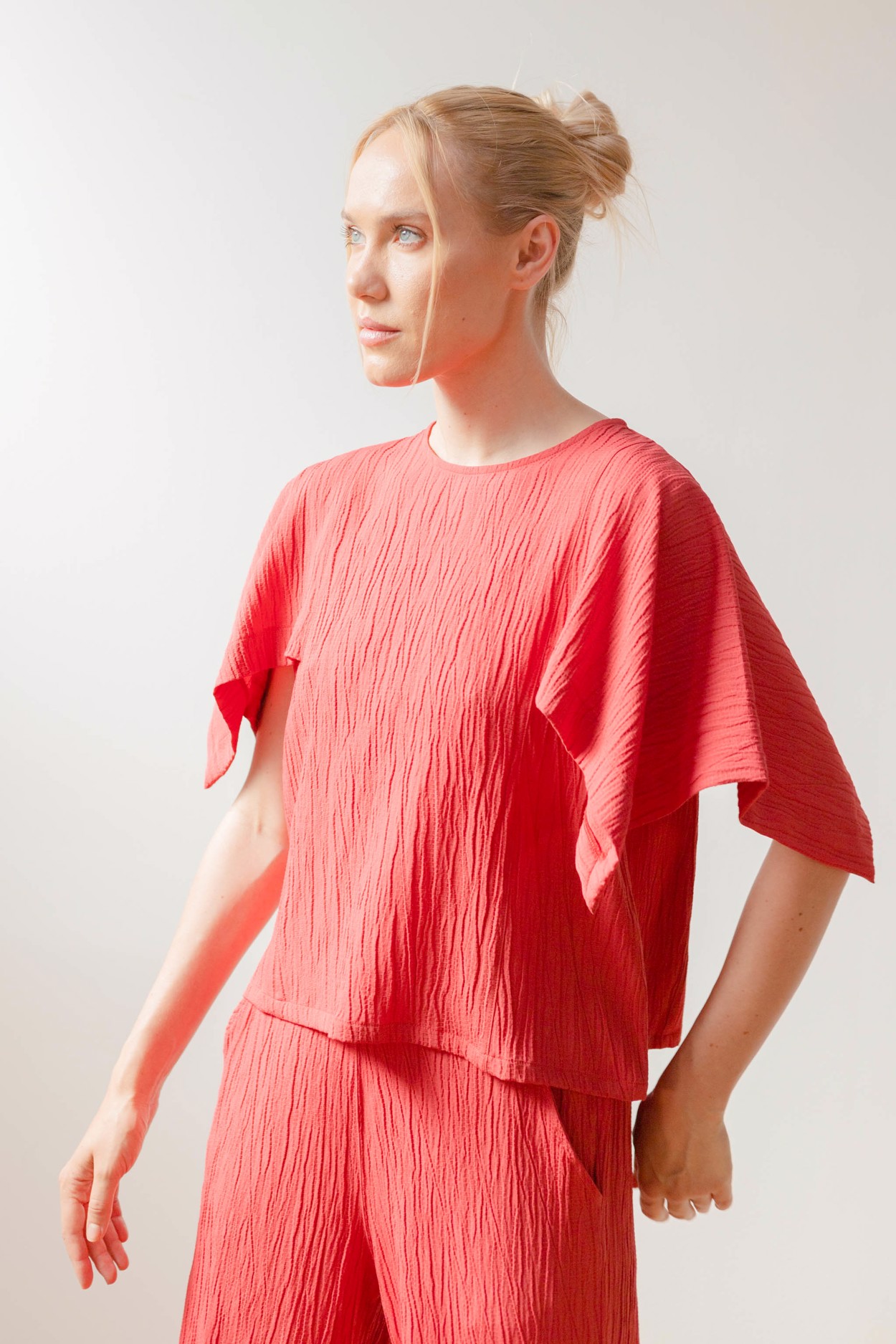 Tienda especializada en las mejores marcas de Ropa Ética, Sostenible y de algodón orgánico en Granada y Jaén. SKFK, Skunkfunk, PAN Producto Básico BLUSA FRESA