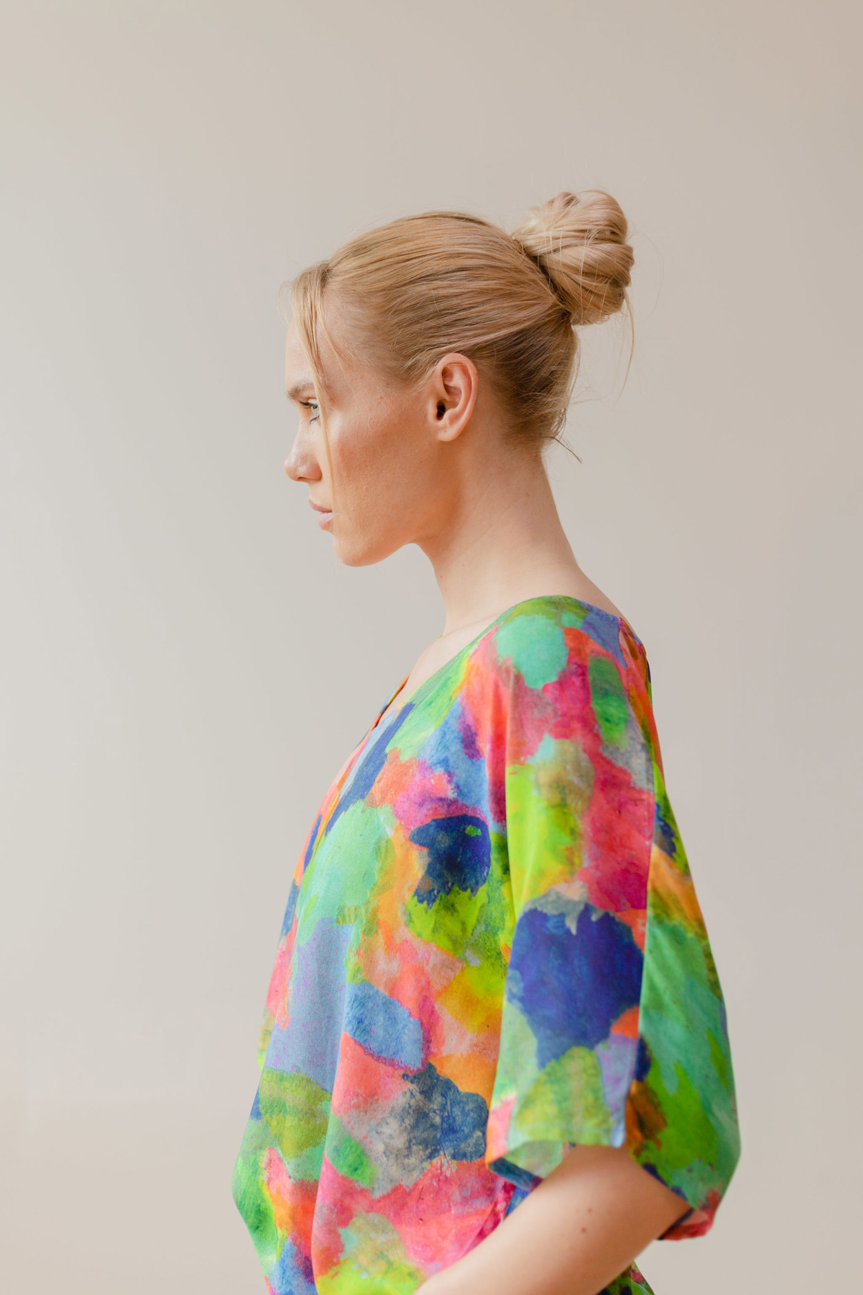 Tienda especializada en las mejores marcas de Ropa Ética, Sostenible y de algodón orgánico en Granada y Jaén. SKFK, Skunkfunk, PAN Producto Básico BLUSA MULTICOLOR