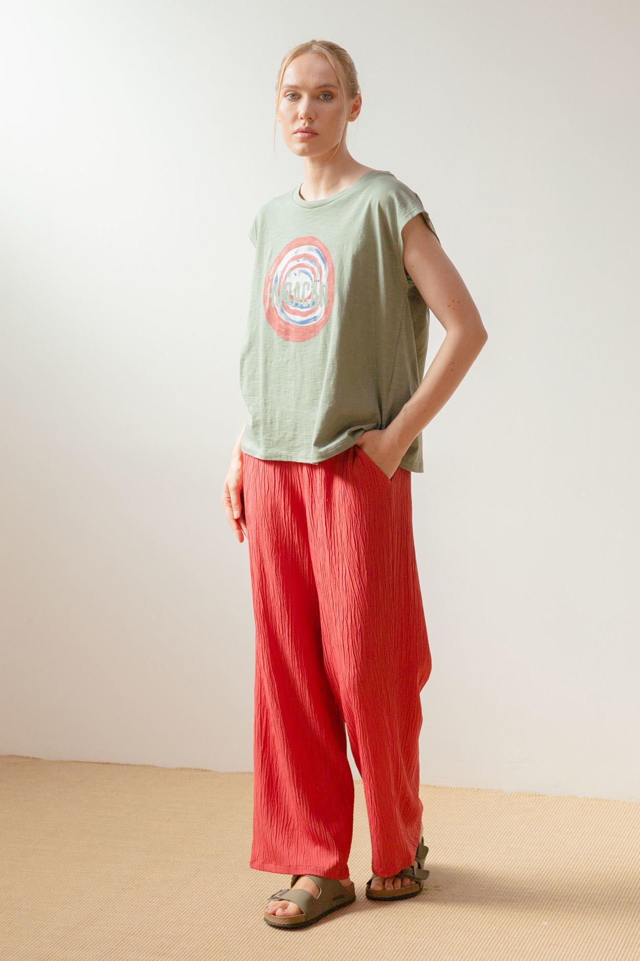 Tienda especializada en las mejores marcas de Ropa Ética, Sostenible y de algodón orgánico en Granada y Jaén. SKFK, Skunkfunk, PAN Producto BásicoCAMISETA HURACÁN