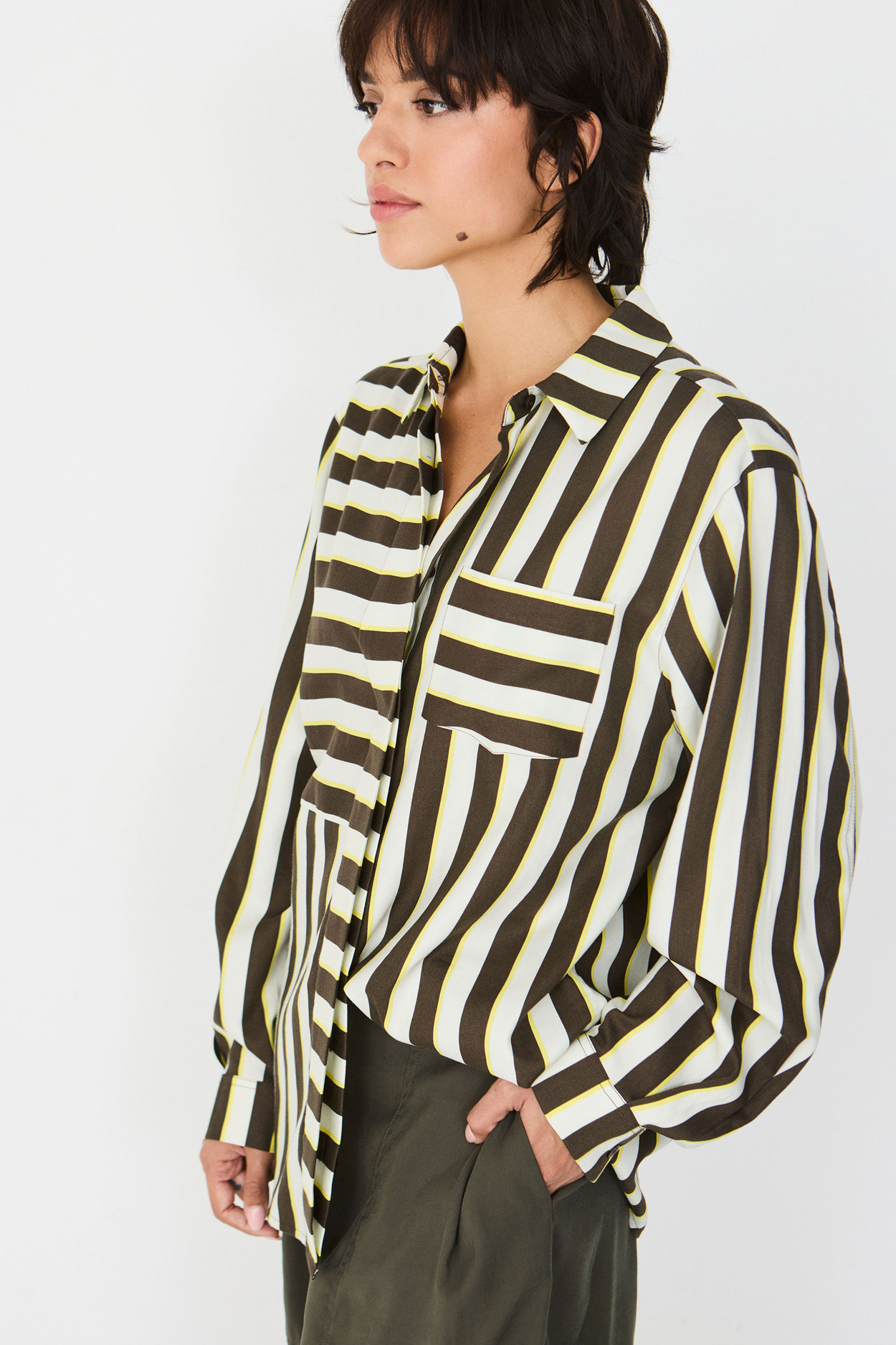 Tienda especializada en las mejores marcas de Ropa Ética, Sostenible y de algodón orgánico en Granada y Jaén. SKFK, Skunkfunk, PAN Producto Básico CAMISA KIMA