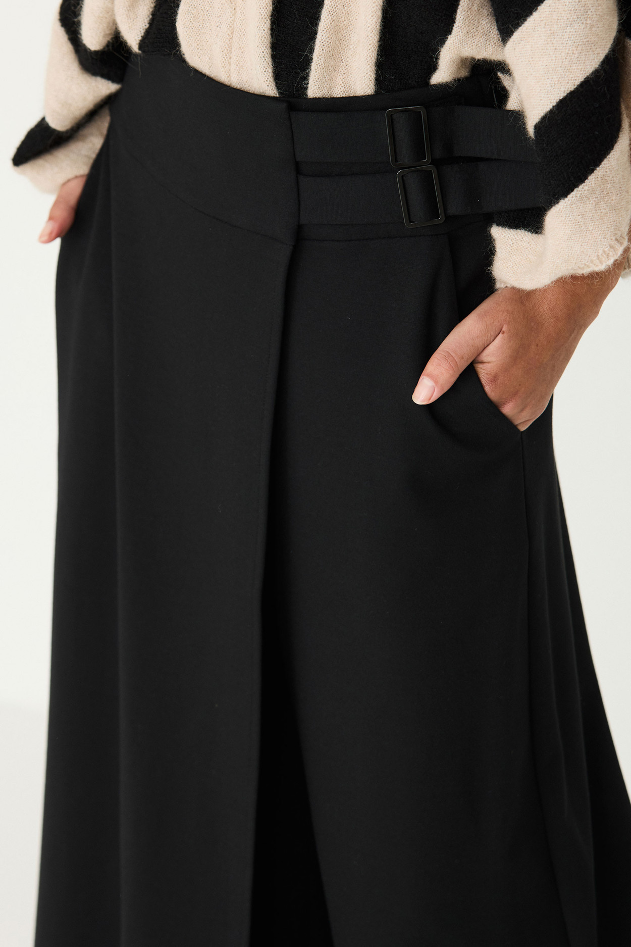 Tienda especializada en las mejores marcas de Ropa Ética, Sostenible y de algodón orgánico en Granada y Jaén. SKFK, Skunkfunk, PAN Producto BásicoPANTALÓN ARAIKA