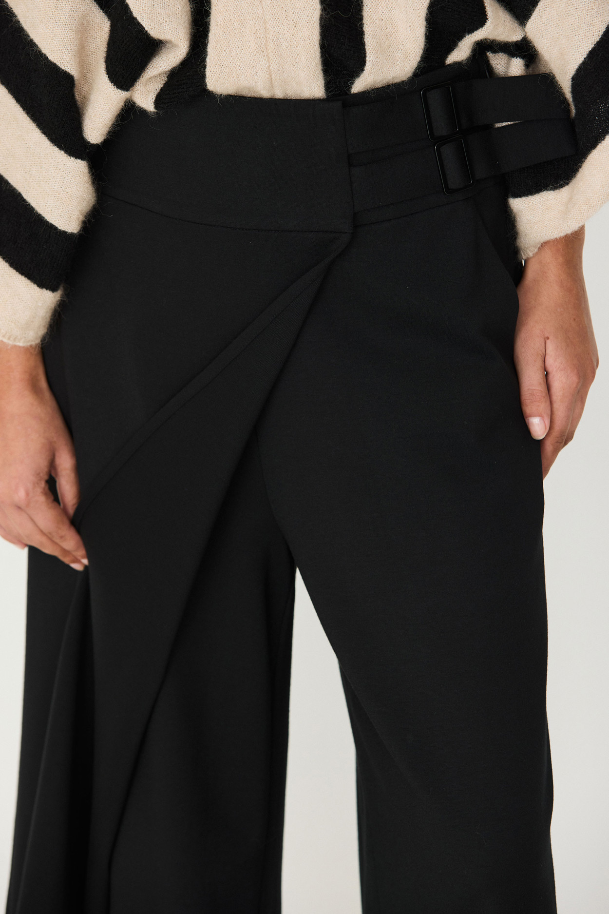 Tienda especializada en las mejores marcas de Ropa Ética, Sostenible y de algodón orgánico en Granada y Jaén. SKFK, Skunkfunk, PAN Producto BásicoPANTALÓN ARAIKA
