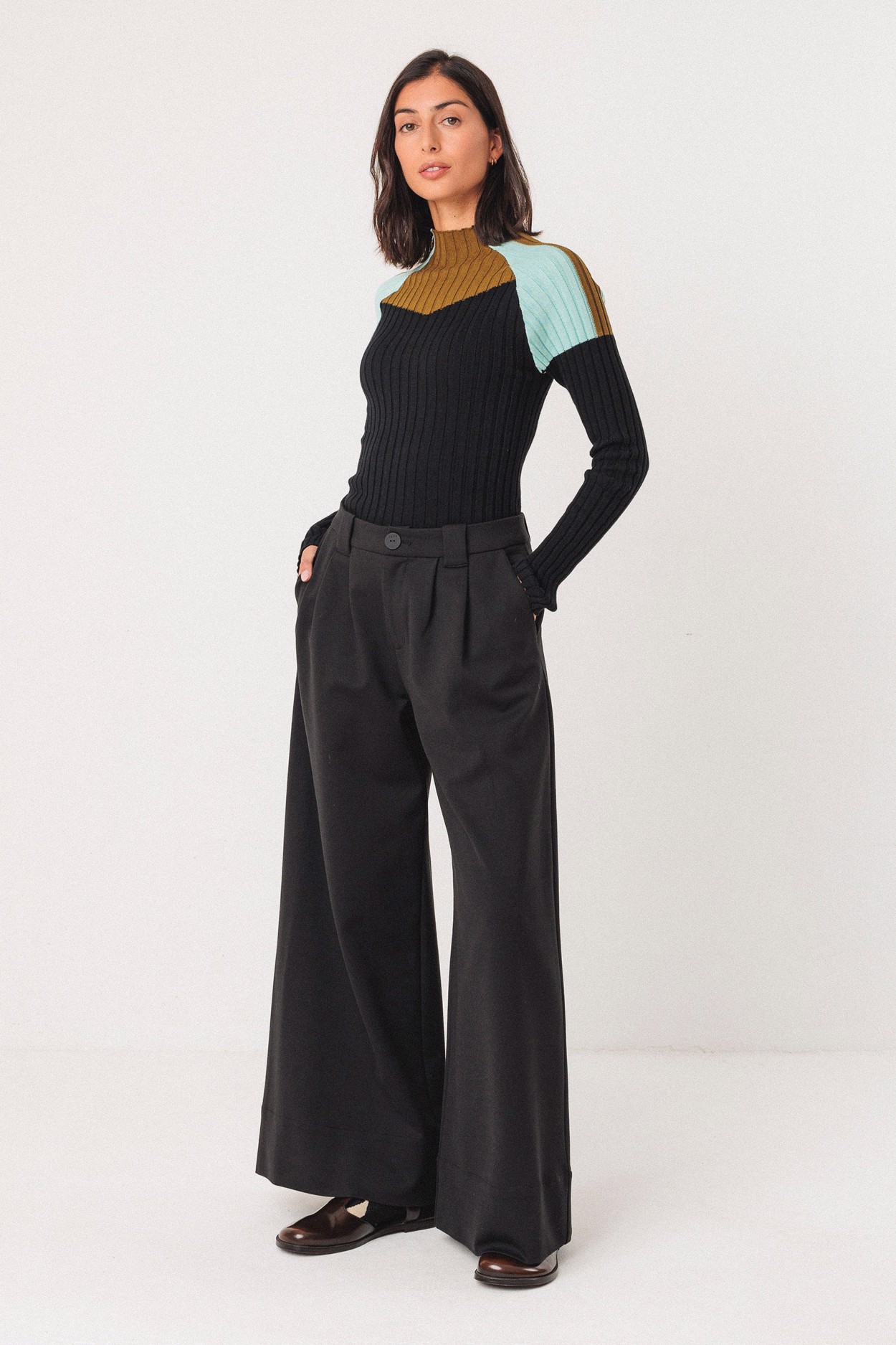 Tienda especializada en las mejores marcas de Ropa Ética, Sostenible y de algodón orgánico en Granada y Jaén. SKFK, Skunkfunk, PAN Producto Básico PANTALÓN NIA