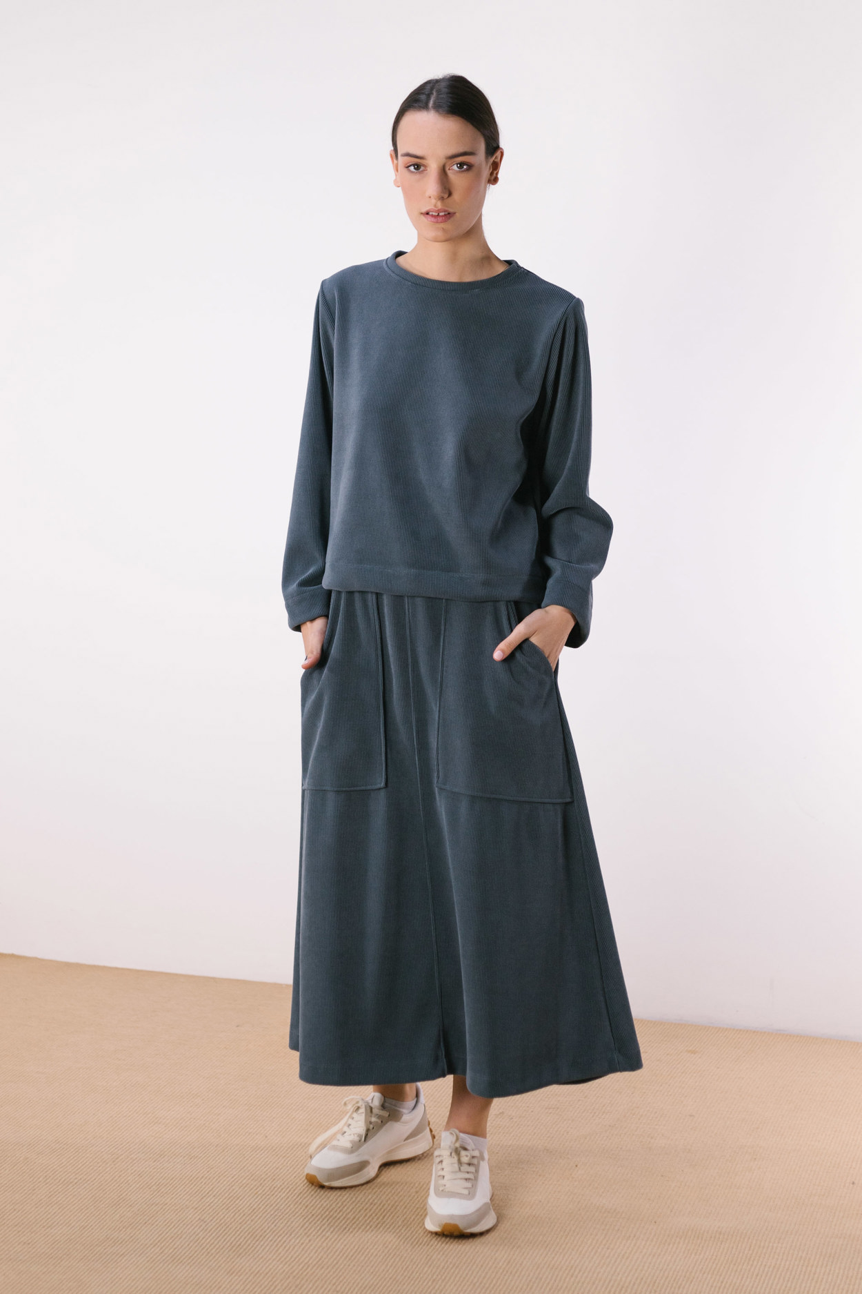Tienda especializada en las mejores marcas de Ropa Ética, Sostenible y de algodón orgánico en Granada y Jaén. SKFK, Skunkfunk, PAN Producto Básico FALDA TEXTURA