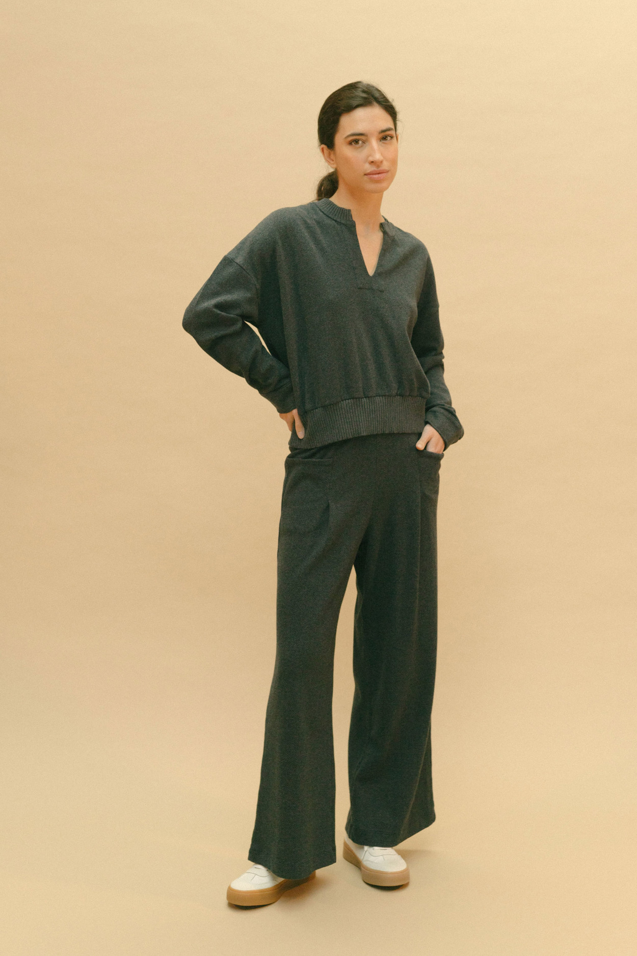 Tienda especializada en las mejores marcas de Ropa Ética, Sostenible y de algodón orgánico en Granada y Jaén. SKFK, Skunkfunk, PAN Producto Básico PANTALÓN CARLA