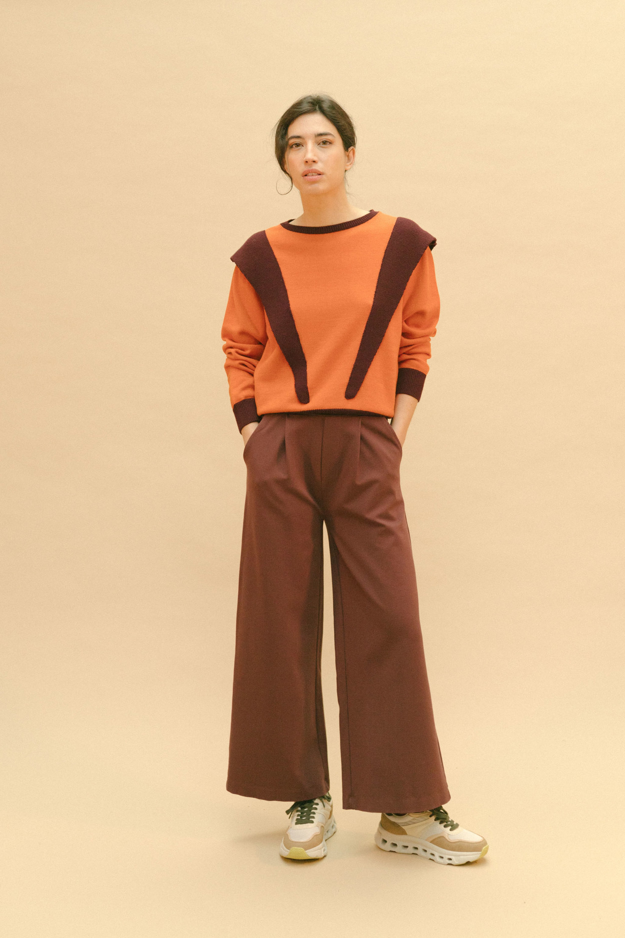 Tienda especializada en las mejores marcas de Ropa Ética, Sostenible y de algodón orgánico en Granada y Jaén. SKFK, Skunkfunk, PAN Producto Básico PANTALÓN BURGUNDY