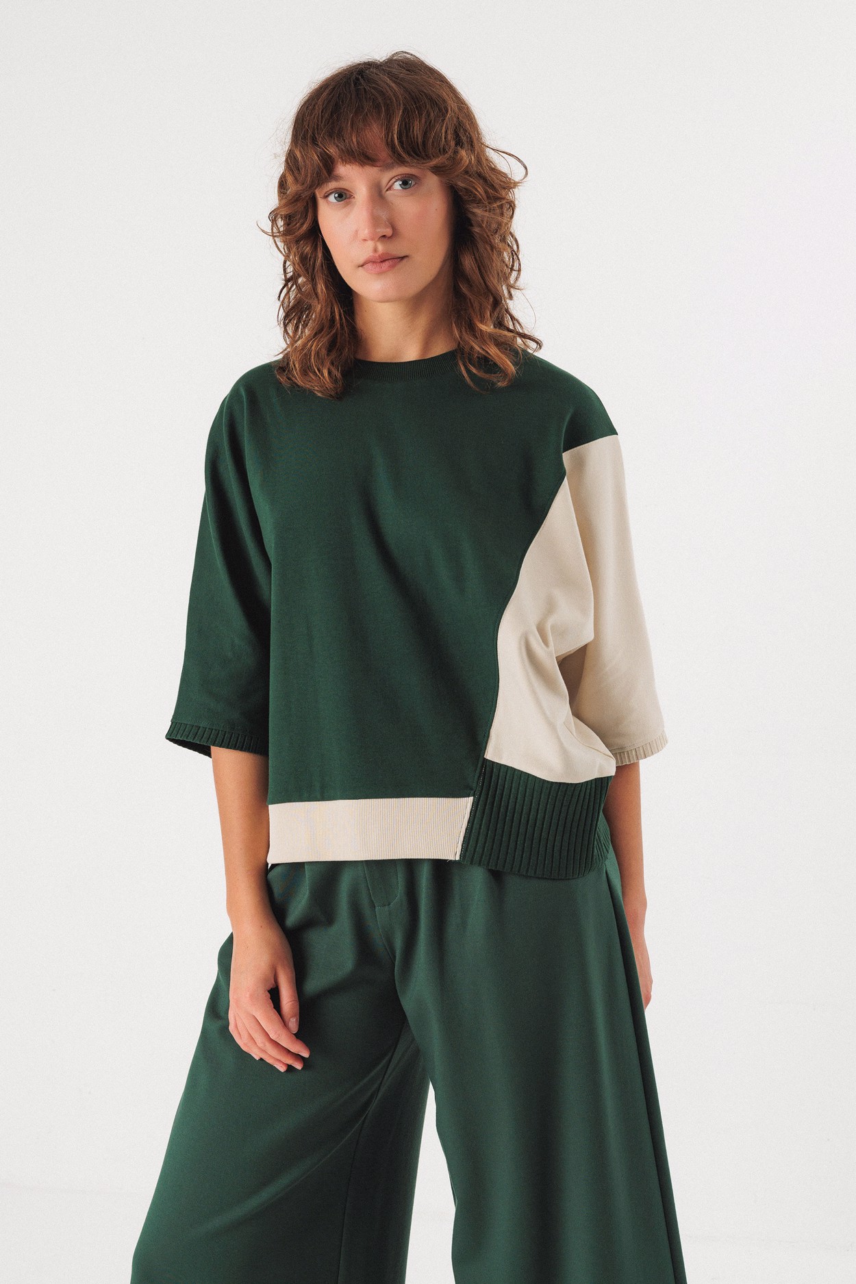 Tienda especializada en las mejores marcas de Ropa Ética, Sostenible y de algodón orgánico en Granada y Jaén. SKFK, Skunkfunk, PAN Producto Básico CAMISETA ALORIA