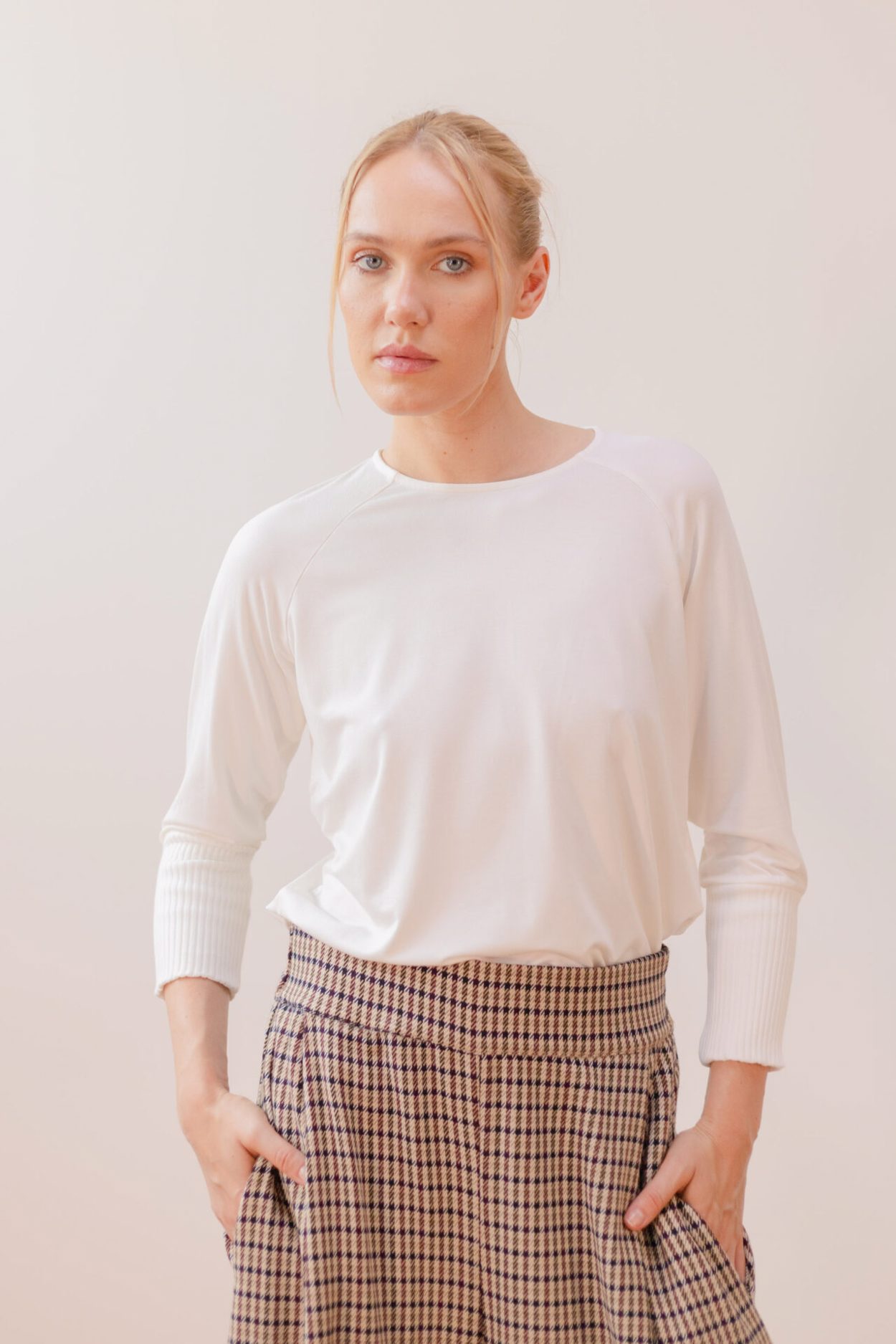Tienda especializada en las mejores marcas de Ropa Ética, Sostenible y de algodón orgánico en Granada y Jaén. SKFK, Skunkfunk, PAN Producto BásicoCAMISETA ECRU