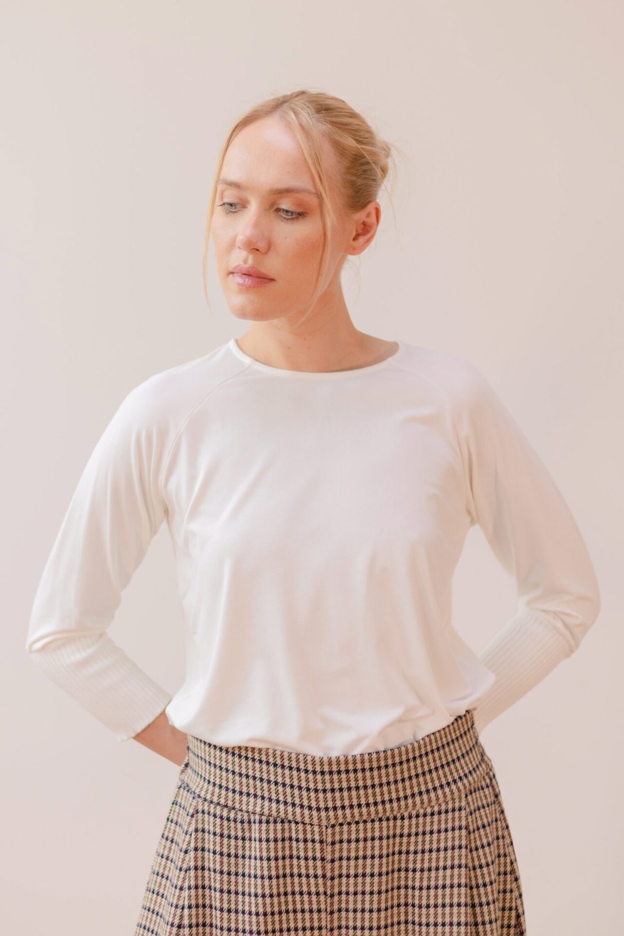 Tienda especializada en las mejores marcas de Ropa Ética, Sostenible y de algodón orgánico en Granada y Jaén. SKFK, Skunkfunk, PAN Producto BásicoCAMISETA ECRU