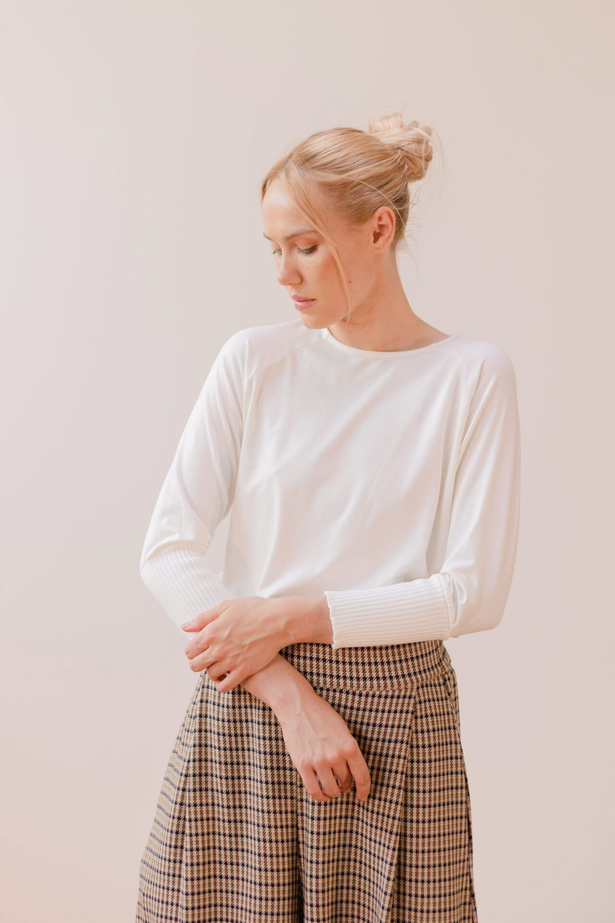Tienda especializada en las mejores marcas de Ropa Ética, Sostenible y de algodón orgánico en Granada y Jaén. SKFK, Skunkfunk, PAN Producto BásicoCAMISETA ECRU