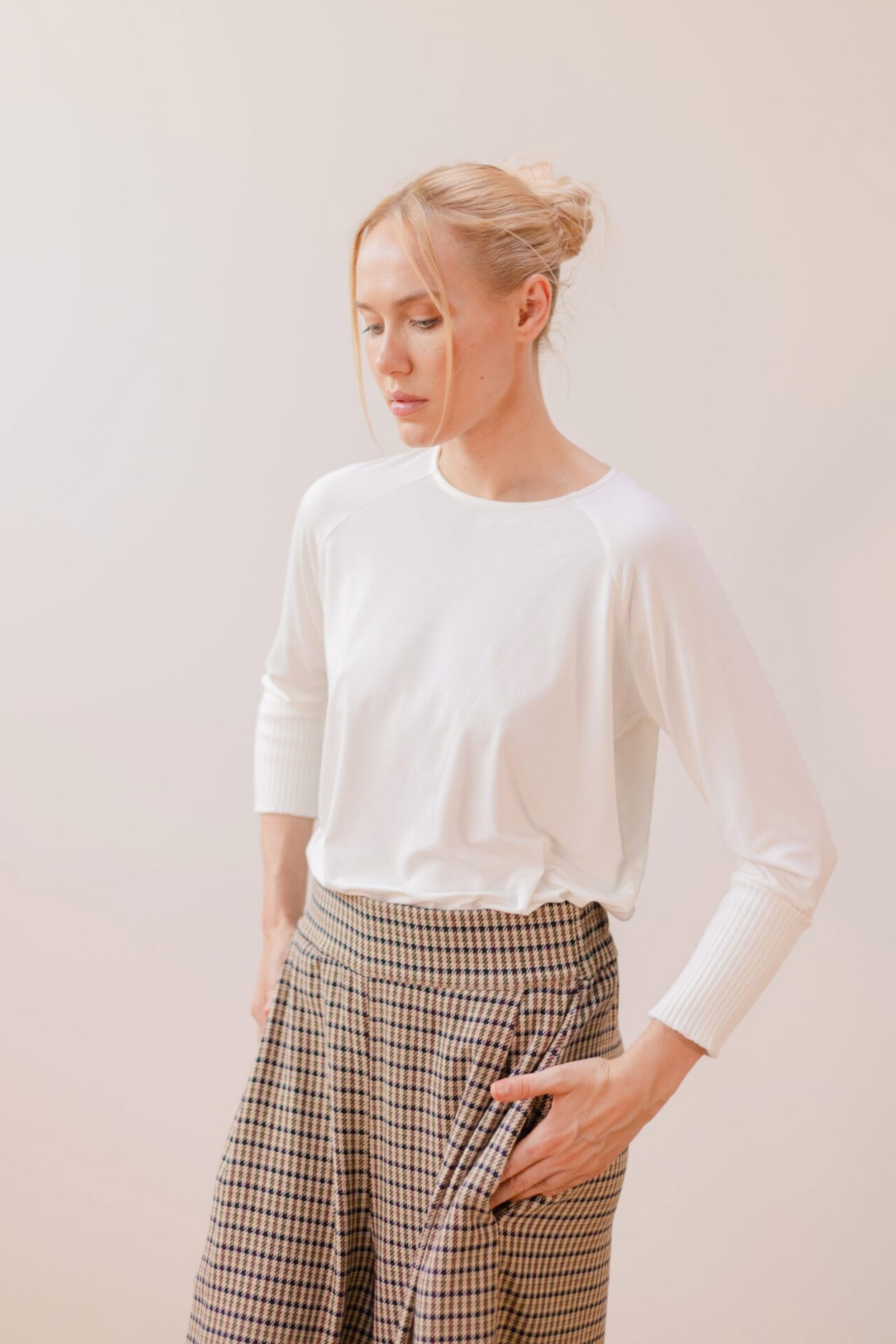 Tienda especializada en las mejores marcas de Ropa Ética, Sostenible y de algodón orgánico en Granada y Jaén. SKFK, Skunkfunk, PAN Producto Básico CAMISETA ECRU