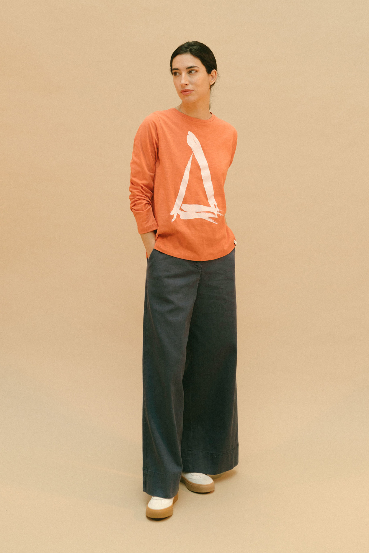 Tienda especializada en las mejores marcas de Ropa Ética, Sostenible y de algodón orgánico en Granada y Jaén. SKFK, Skunkfunk, PAN Producto Básico CAMISETA VELA