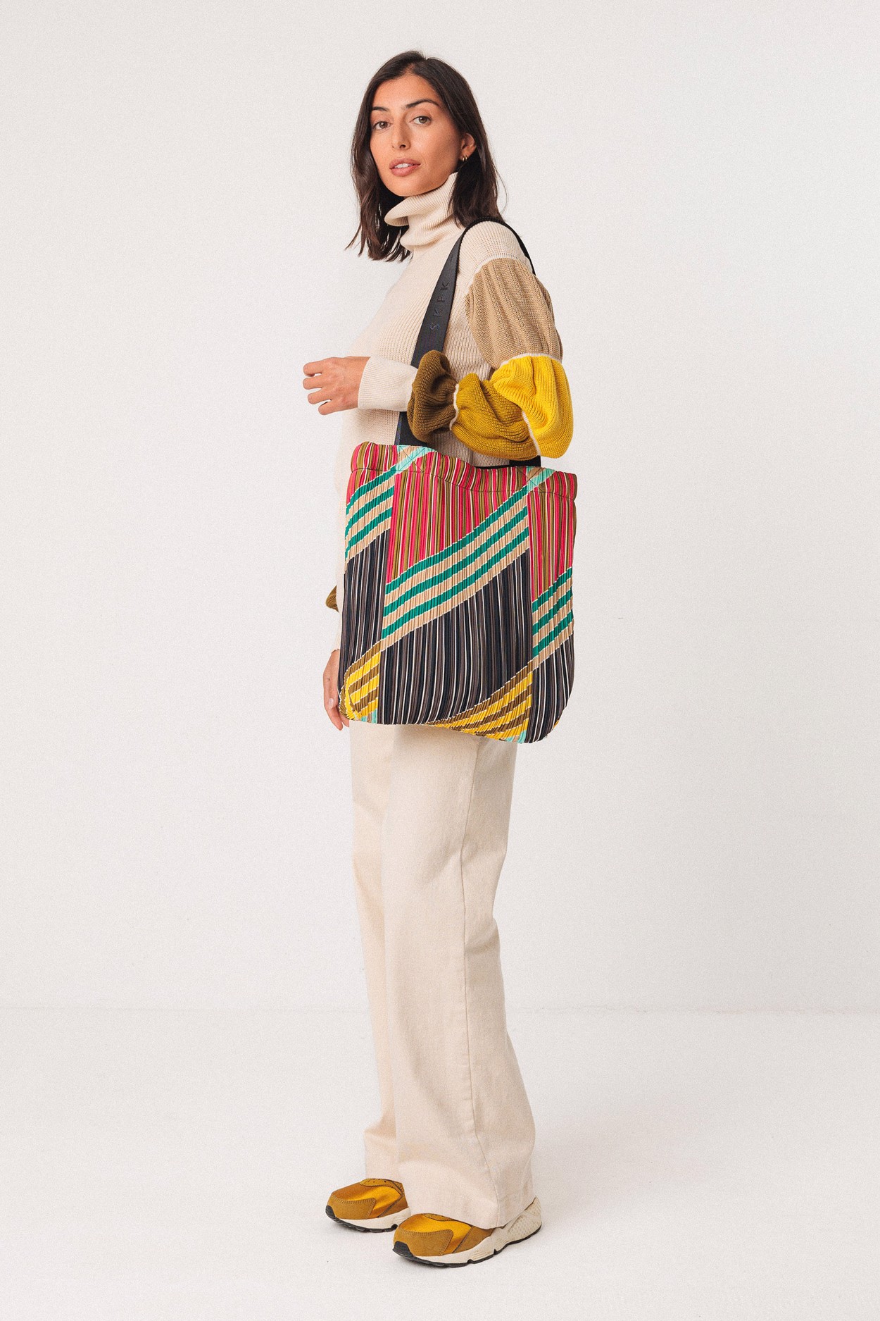 Tienda especializada en las mejores marcas de Ropa Ética, Sostenible y de algodón orgánico en Granada y Jaén. SKFK, Skunkfunk, PAN Producto Básico BOLSO HAUNDI
