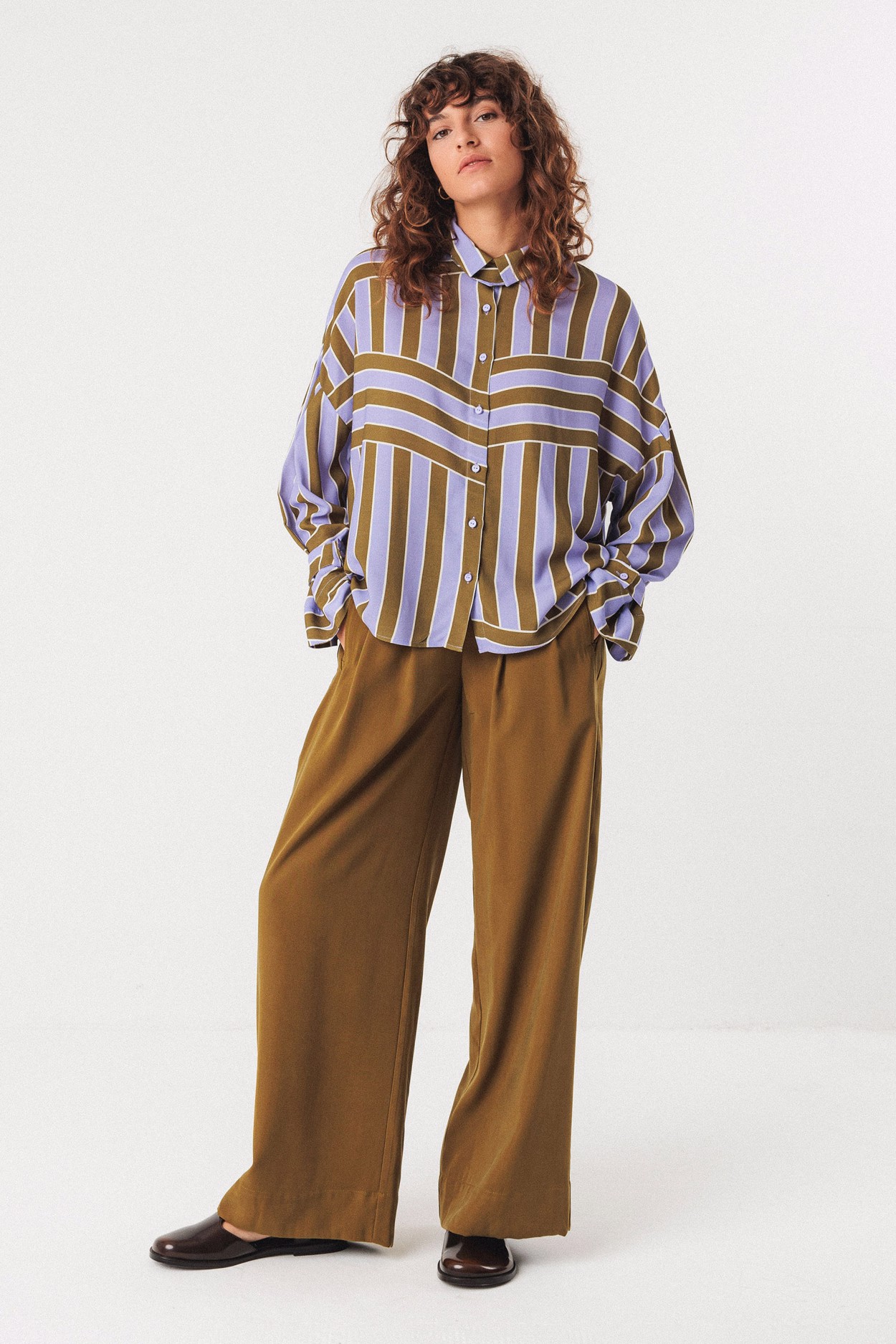 Tienda especializada en las mejores marcas de Ropa Ética, Sostenible y de algodón orgánico en Granada y Jaén. SKFK, Skunkfunk, PAN Producto BásicoCAMISA LONE