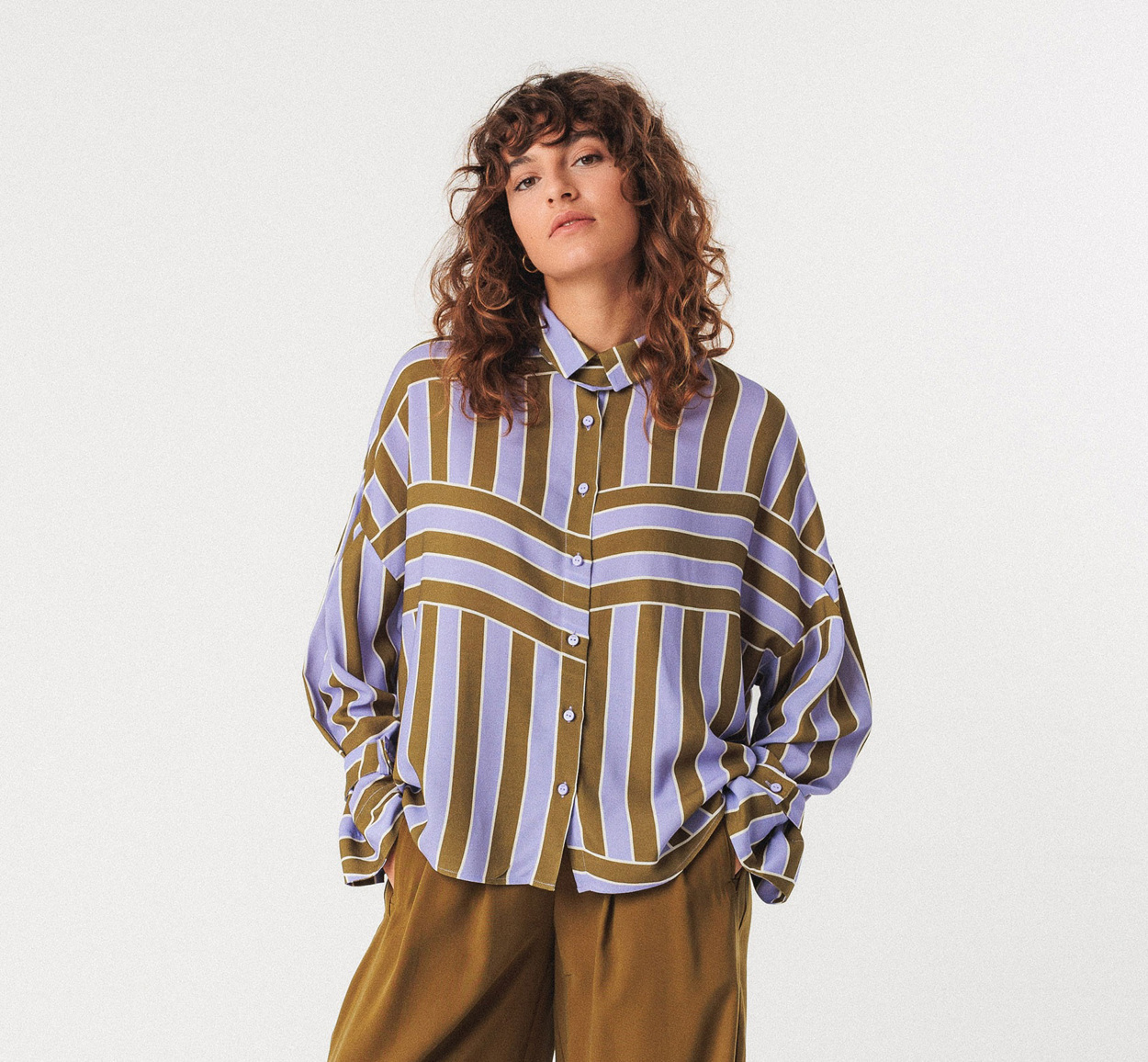 Tienda especializada en las mejores marcas de Ropa Ética, Sostenible y de algodón orgánico en Granada y Jaén. SKFK, Skunkfunk, PAN Producto Básico CAMISA LONE