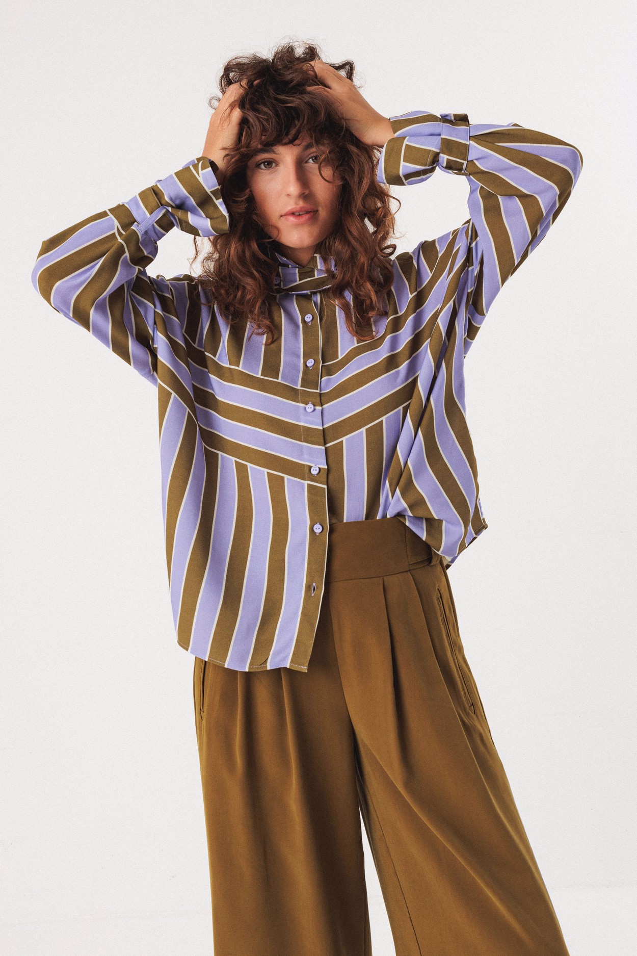 Tienda especializada en las mejores marcas de Ropa Ética, Sostenible y de algodón orgánico en Granada y Jaén. SKFK, Skunkfunk, PAN Producto BásicoCAMISA LONE