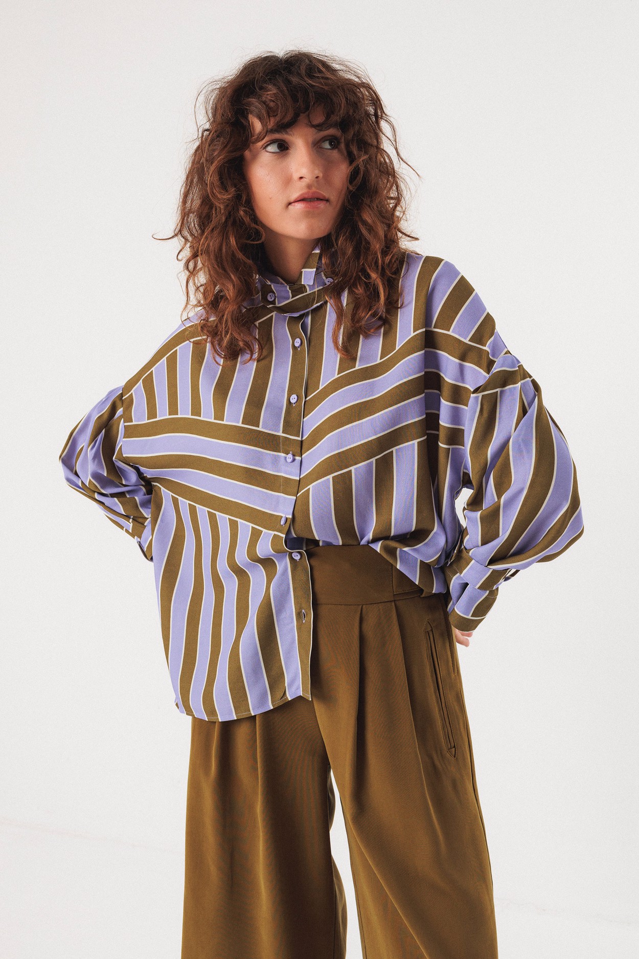 Tienda especializada en las mejores marcas de Ropa Ética, Sostenible y de algodón orgánico en Granada y Jaén. SKFK, Skunkfunk, PAN Producto BásicoCAMISA LONE