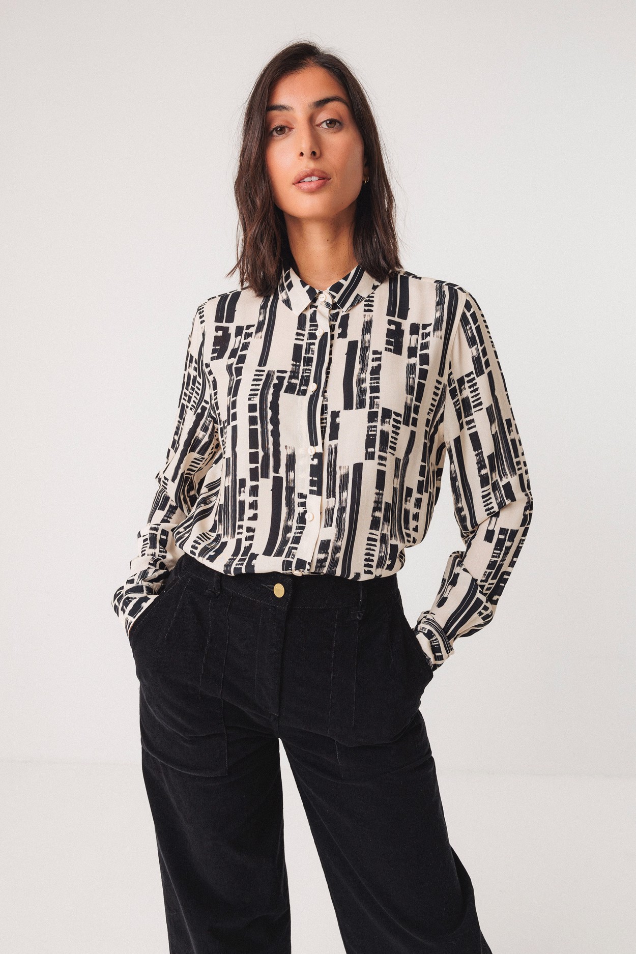 Tienda especializada en las mejores marcas de Ropa Ética, Sostenible y de algodón orgánico en Granada y Jaén. SKFK, Skunkfunk, PAN Producto Básico CAMISA ASUNE