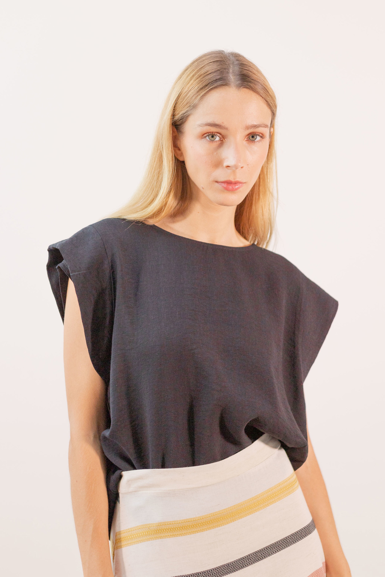 Tienda especializada en las mejores marcas de Ropa Ética, Sostenible y de algodón orgánico en Granada y Jaén. SKFK, Skunkfunk, PAN Producto Básico BLUSA MAX