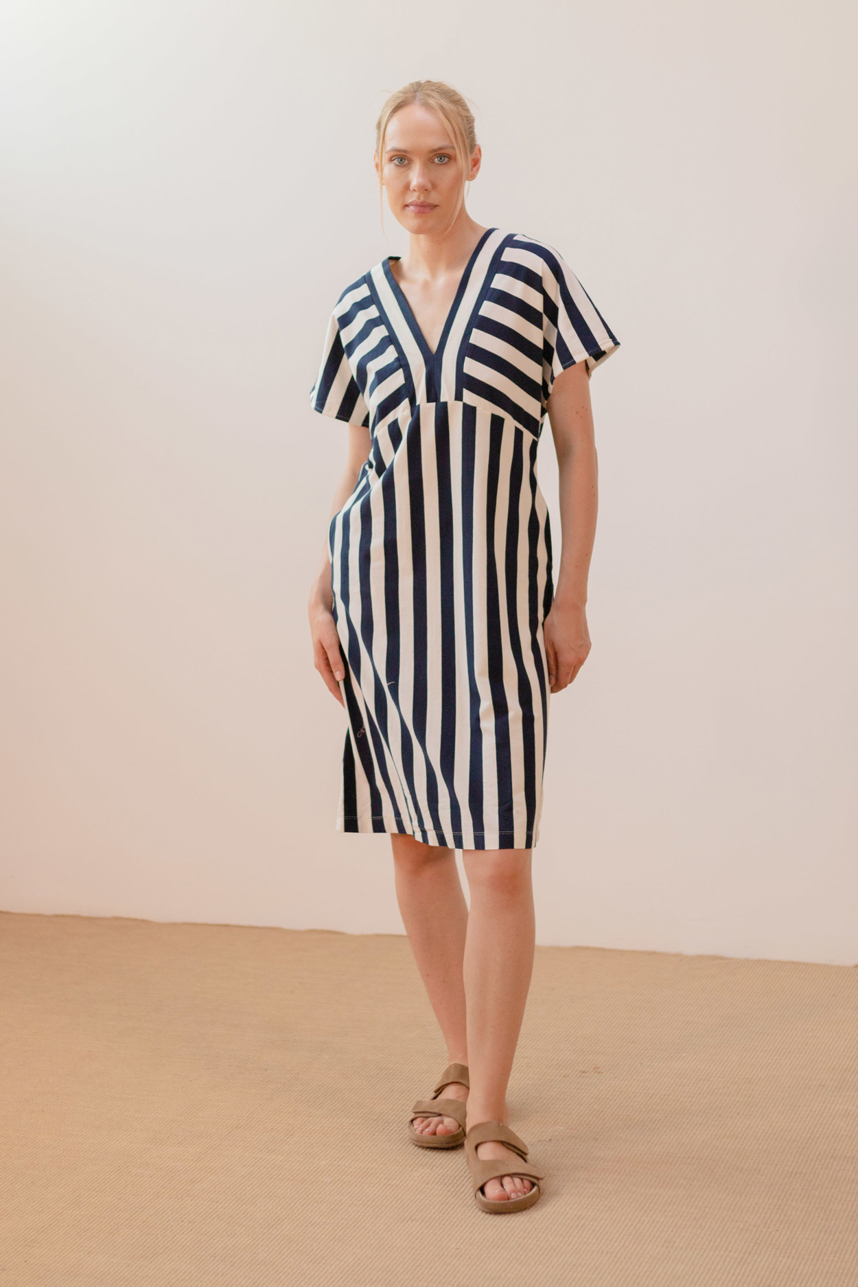 Tienda especializada en las mejores marcas de Ropa Ética, Sostenible y de algodón orgánico en Granada y Jaén. SKFK, Skunkfunk, PAN Producto Básico VESTIDO STRIPES