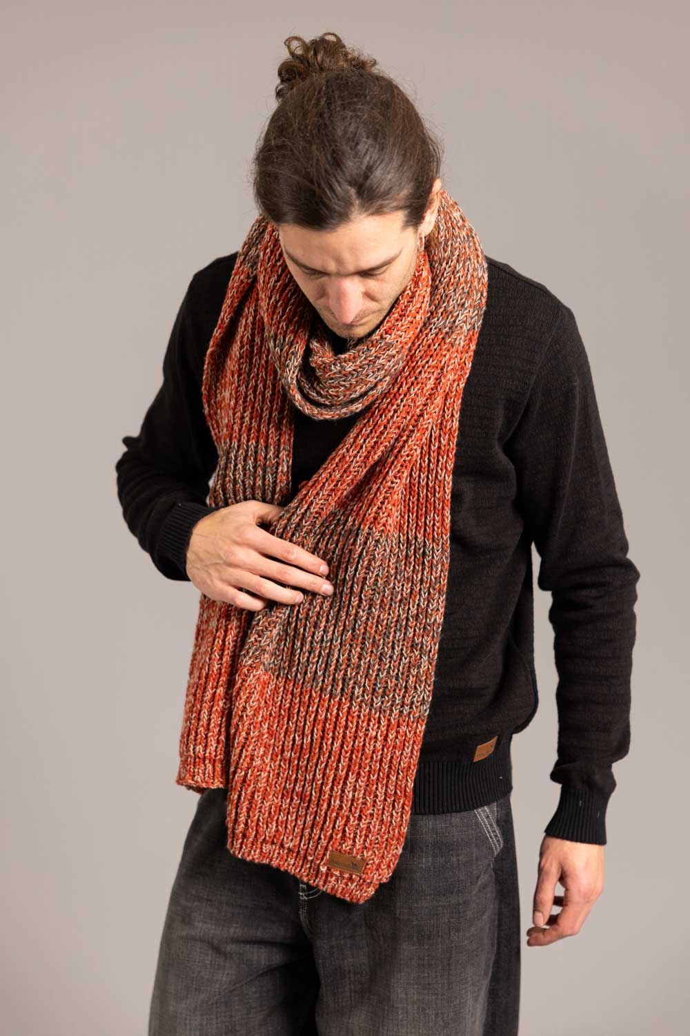 Tienda especializada en las mejores marcas de Ropa Ética, Sostenible y de algodón orgánico en Granada y Jaén. SKFK, Skunkfunk, PAN Producto Básico BUFANDA MUGA TJ