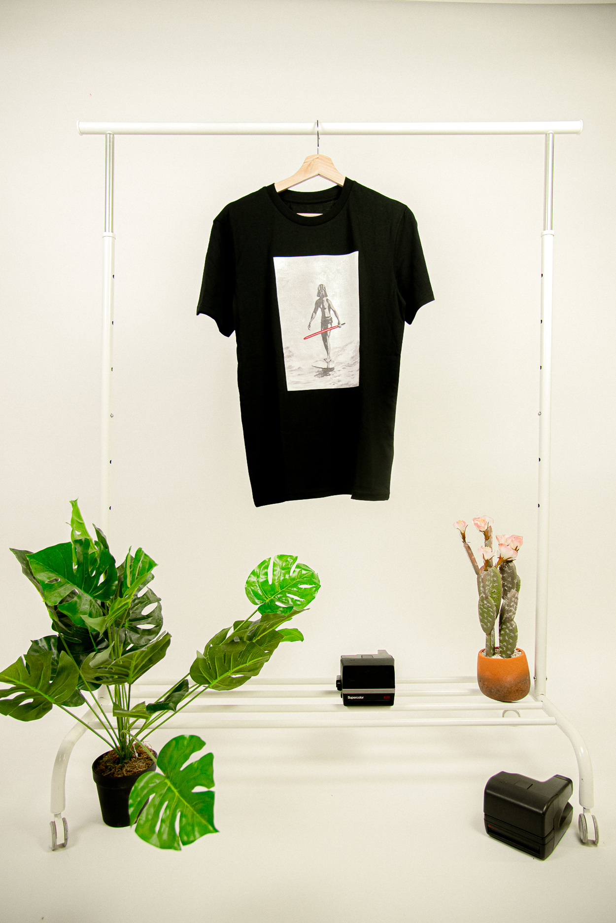 Tienda especializada en las mejores marcas de Ropa Ética, Sostenible y de algodón orgánico en Granada y Jaén. SKFK, Skunkfunk, PAN Producto BásicoCAMISETA UNISEX "SURF VADER"