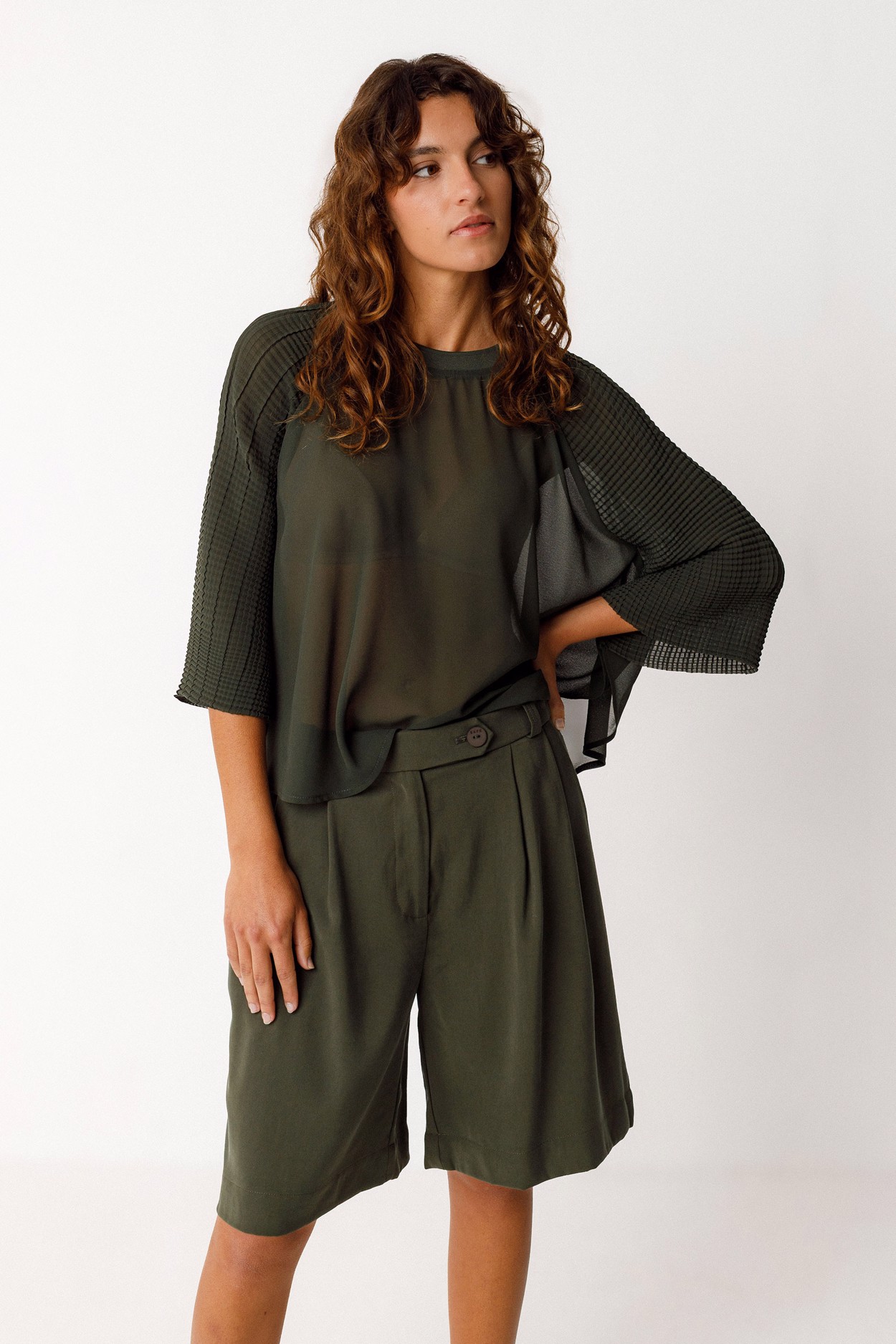 Tienda especializada en las mejores marcas de Ropa Ética, Sostenible y de algodón orgánico en Granada y Jaén. SKFK, Skunkfunk, PAN Producto BásicoBERMUDA LAIDA