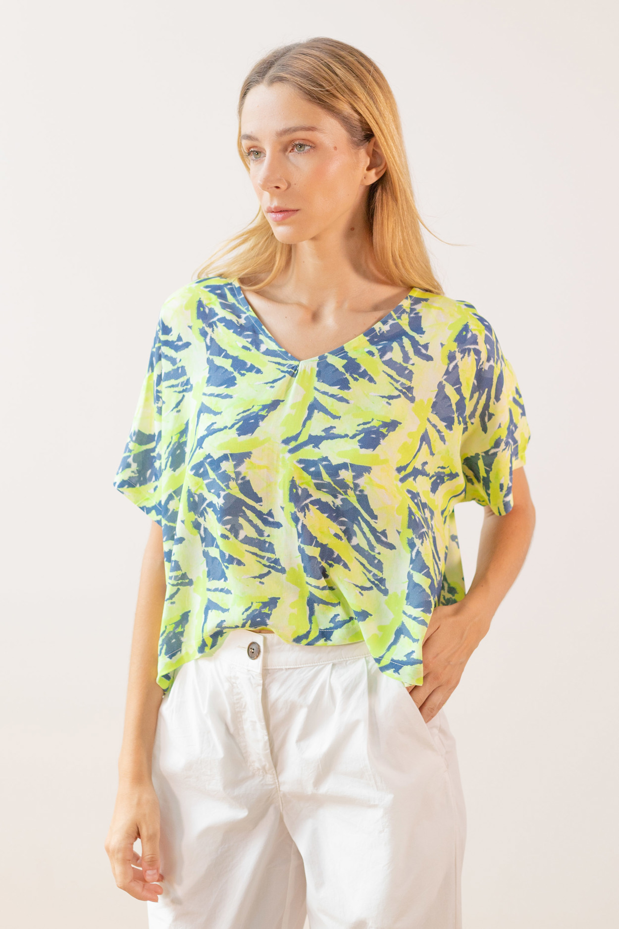 Tienda especializada en las mejores marcas de Ropa Ética, Sostenible y de algodón orgánico en Granada y Jaén. SKFK, Skunkfunk, PAN Producto Básico BLUSA ANA