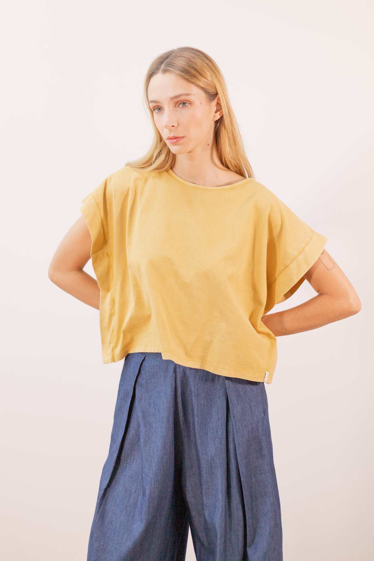Tienda especializada en las mejores marcas de Ropa Ética, Sostenible y de algodón orgánico en Granada y Jaén. SKFK, Skunkfunk, PAN Producto Básico CAMISETA INÉS