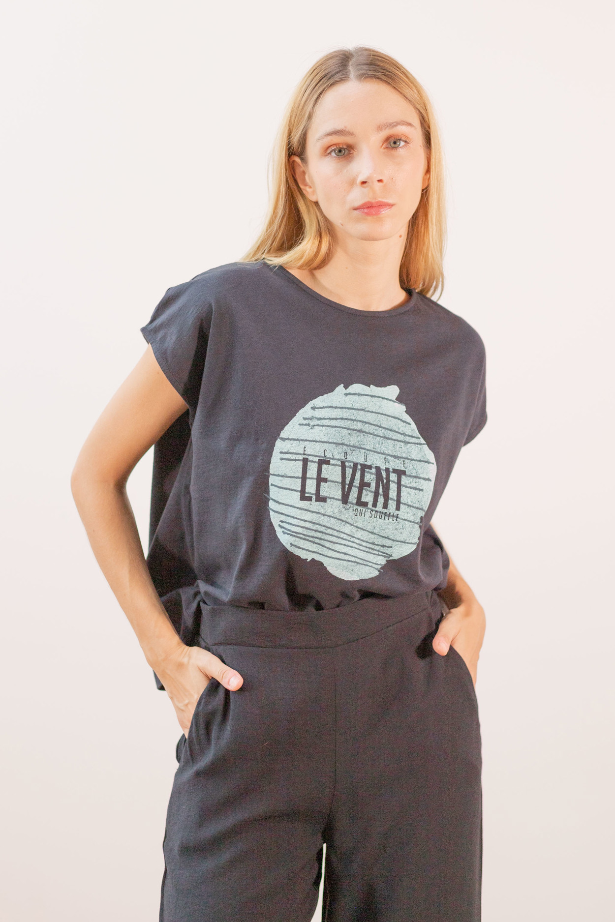 Tienda especializada en las mejores marcas de Ropa Ética, Sostenible y de algodón orgánico en Granada y Jaén. SKFK, Skunkfunk, PAN Producto Básico CAMISETA VIENTO