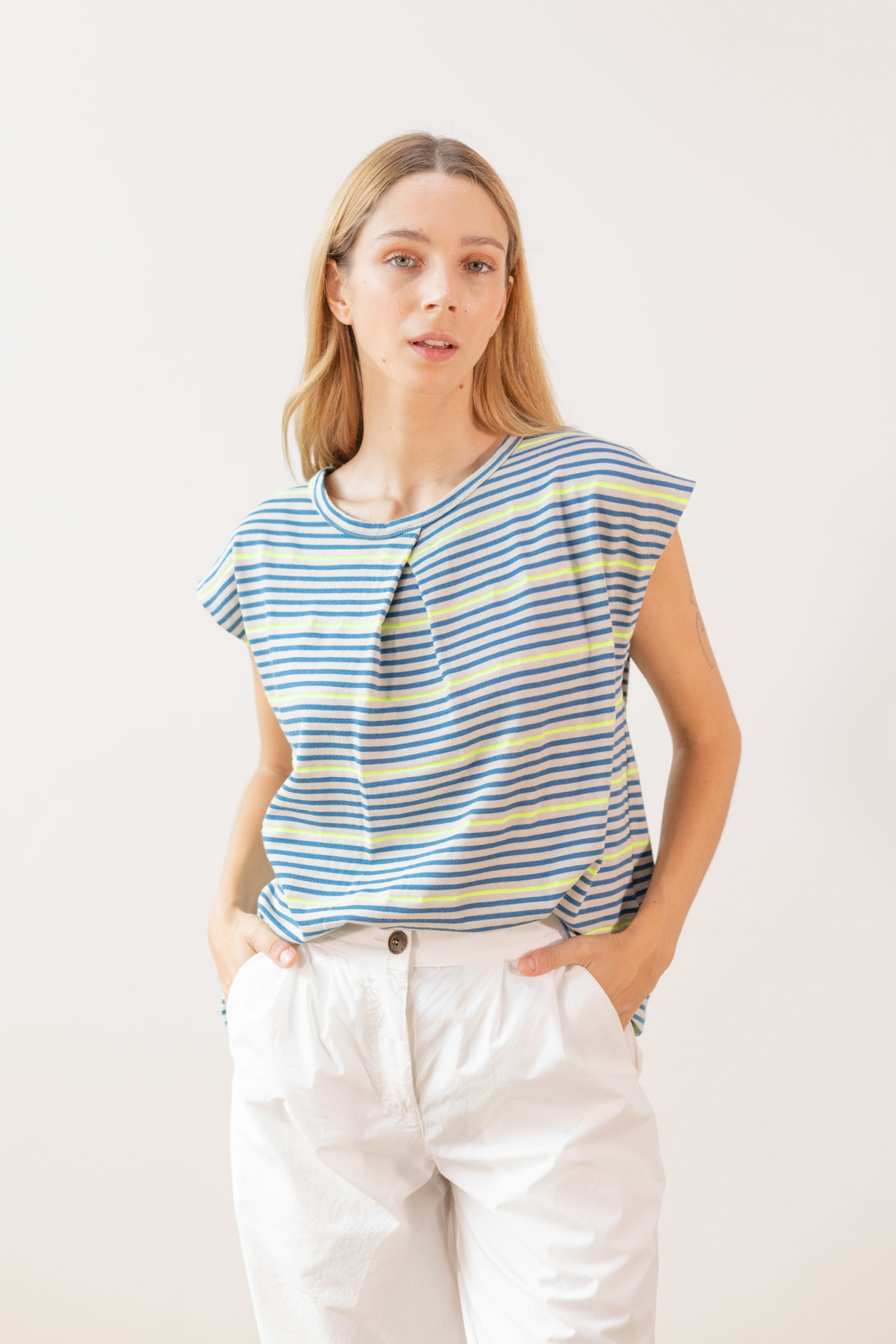 Tienda especializada en las mejores marcas de Ropa Ética, Sostenible y de algodón orgánico en Granada y Jaén. SKFK, Skunkfunk, PAN Producto Básico CAMISETA ANDREA