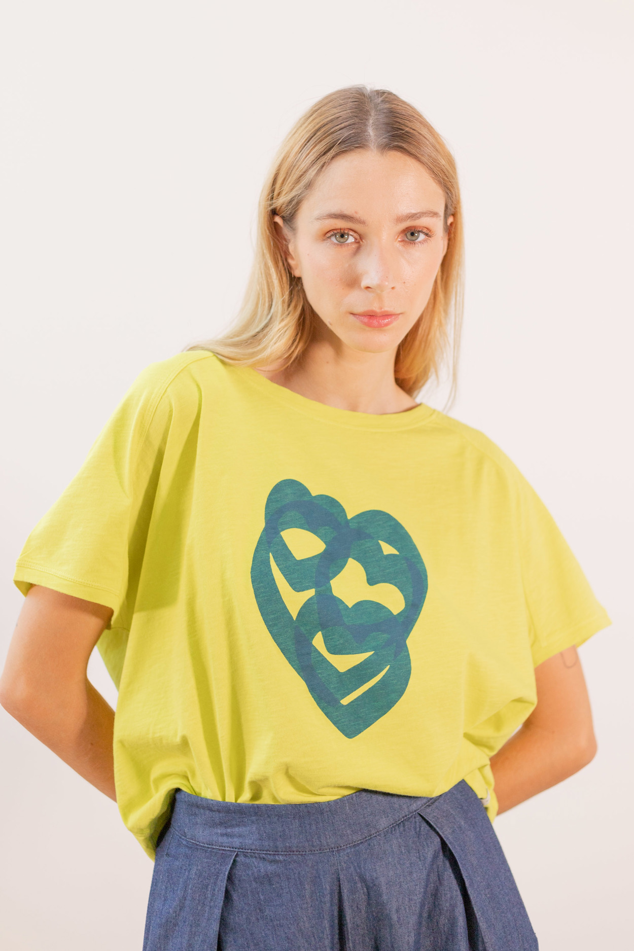 Tienda especializada en las mejores marcas de Ropa Ética, Sostenible y de algodón orgánico en Granada y Jaén. SKFK, Skunkfunk, PAN Producto Básico CAMISETA FELICIA