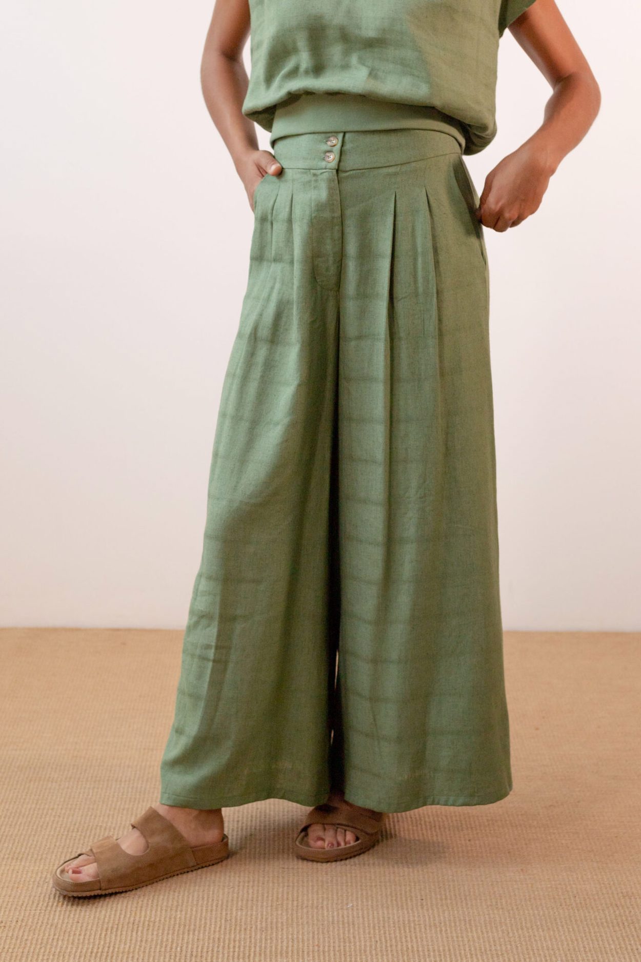 Tienda especializada en las mejores marcas de Ropa Ética, Sostenible y de algodón orgánico en Granada y Jaén. SKFK, Skunkfunk, PAN Producto BásicoPANTALÓN VERDE