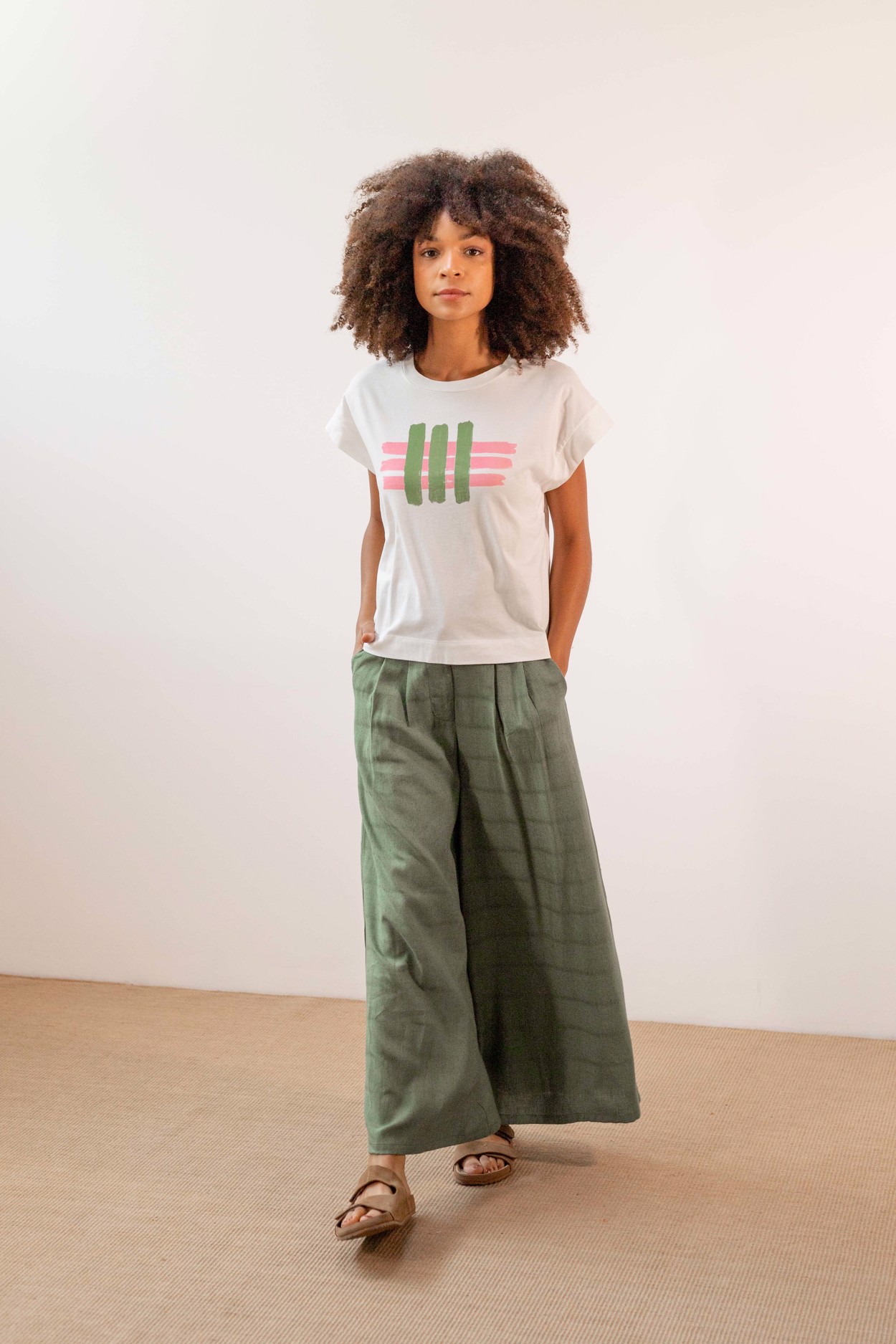 Tienda especializada en las mejores marcas de Ropa Ética, Sostenible y de algodón orgánico en Granada y Jaén. SKFK, Skunkfunk, PAN Producto Básico PANTALÓN VERDE