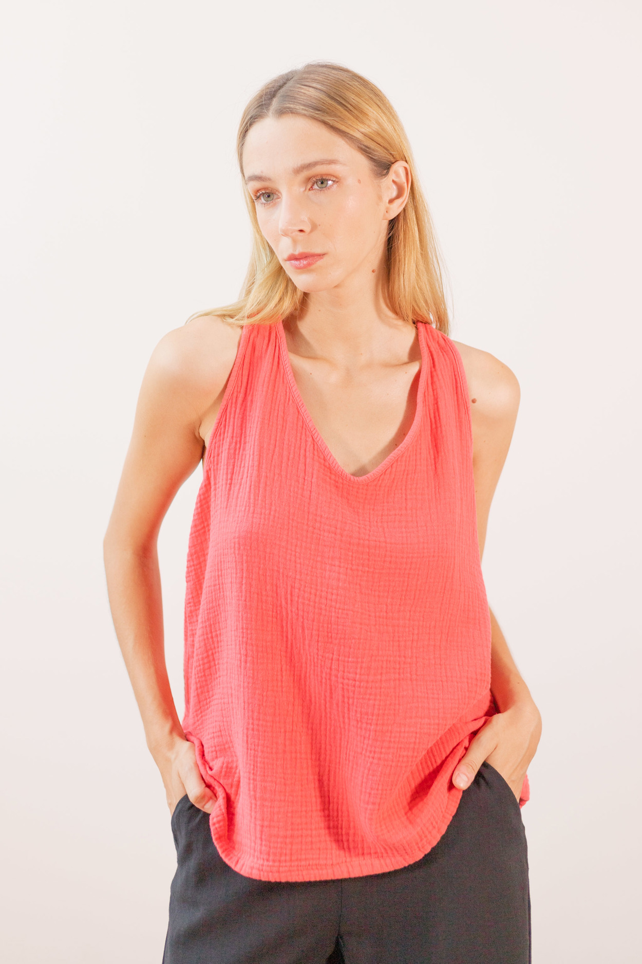 Tienda especializada en las mejores marcas de Ropa Ética, Sostenible y de algodón orgánico en Granada y Jaén. SKFK, Skunkfunk, PAN Producto Básico CAMISETA JULIA