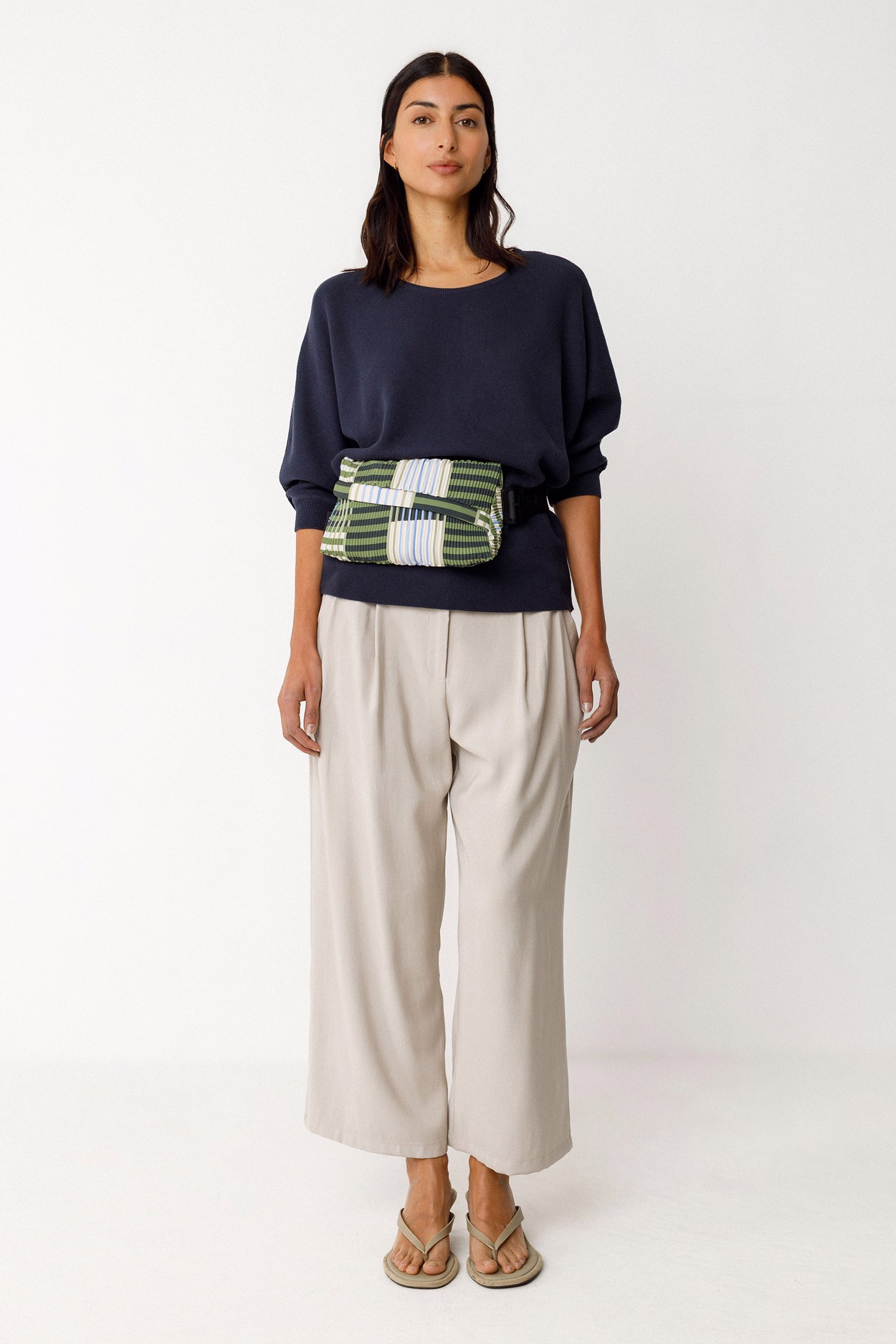 Tienda especializada en las mejores marcas de Ropa Ética, Sostenible y de algodón orgánico en Granada y Jaén. SKFK, Skunkfunk, PAN Producto Básico RIÑONERA ADOR