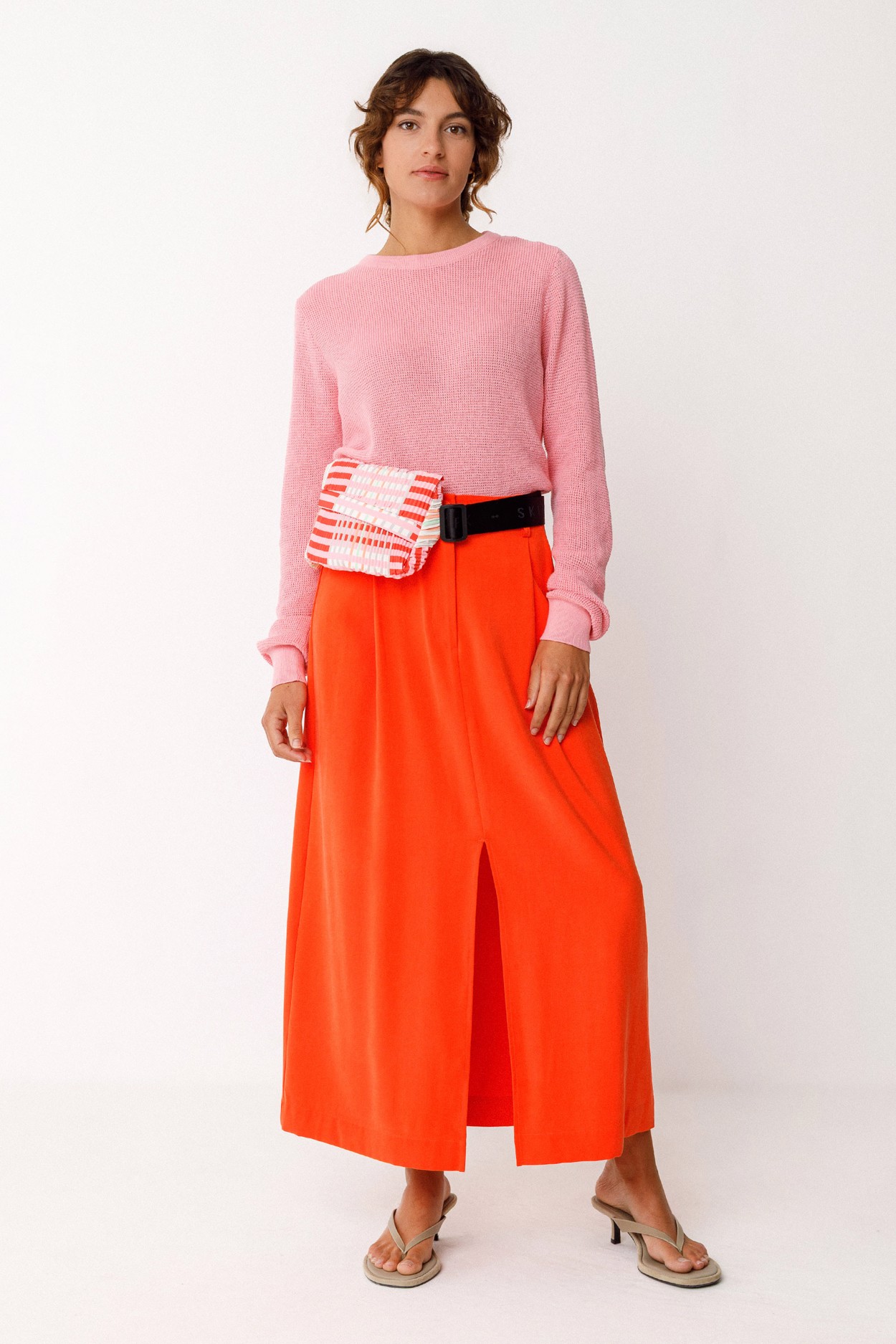 Tienda especializada en las mejores marcas de Ropa Ética, Sostenible y de algodón orgánico en Granada y Jaén. SKFK, Skunkfunk, PAN Producto Básico RIÑONERA ADOR