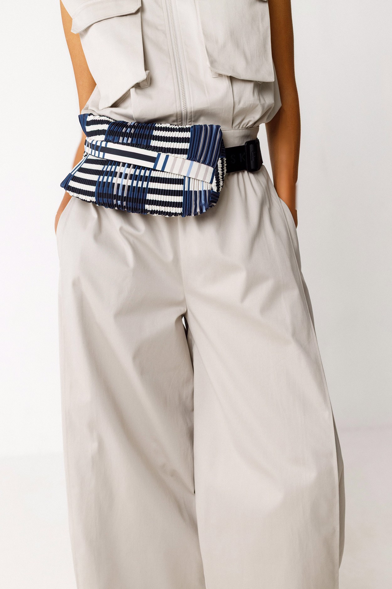 Tienda especializada en las mejores marcas de Ropa Ética, Sostenible y de algodón orgánico en Granada y Jaén. SKFK, Skunkfunk, PAN Producto BásicoRIÑONERA ADOR