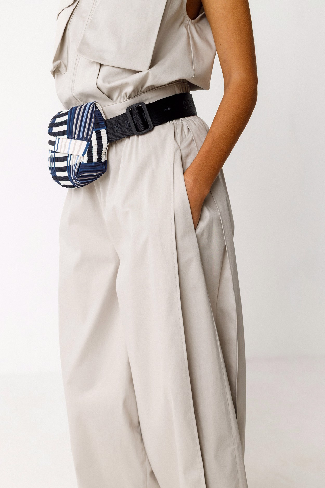 Tienda especializada en las mejores marcas de Ropa Ética, Sostenible y de algodón orgánico en Granada y Jaén. SKFK, Skunkfunk, PAN Producto BásicoRIÑONERA ADOR