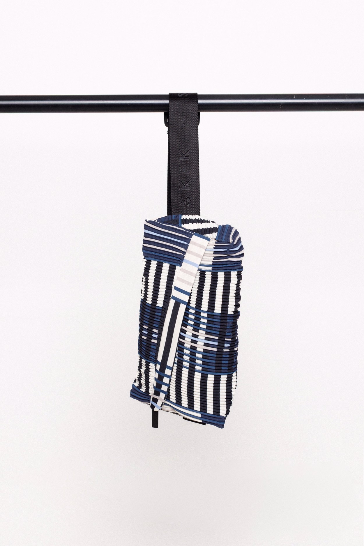 Tienda especializada en las mejores marcas de Ropa Ética, Sostenible y de algodón orgánico en Granada y Jaén. SKFK, Skunkfunk, PAN Producto BásicoRIÑONERA ADOR