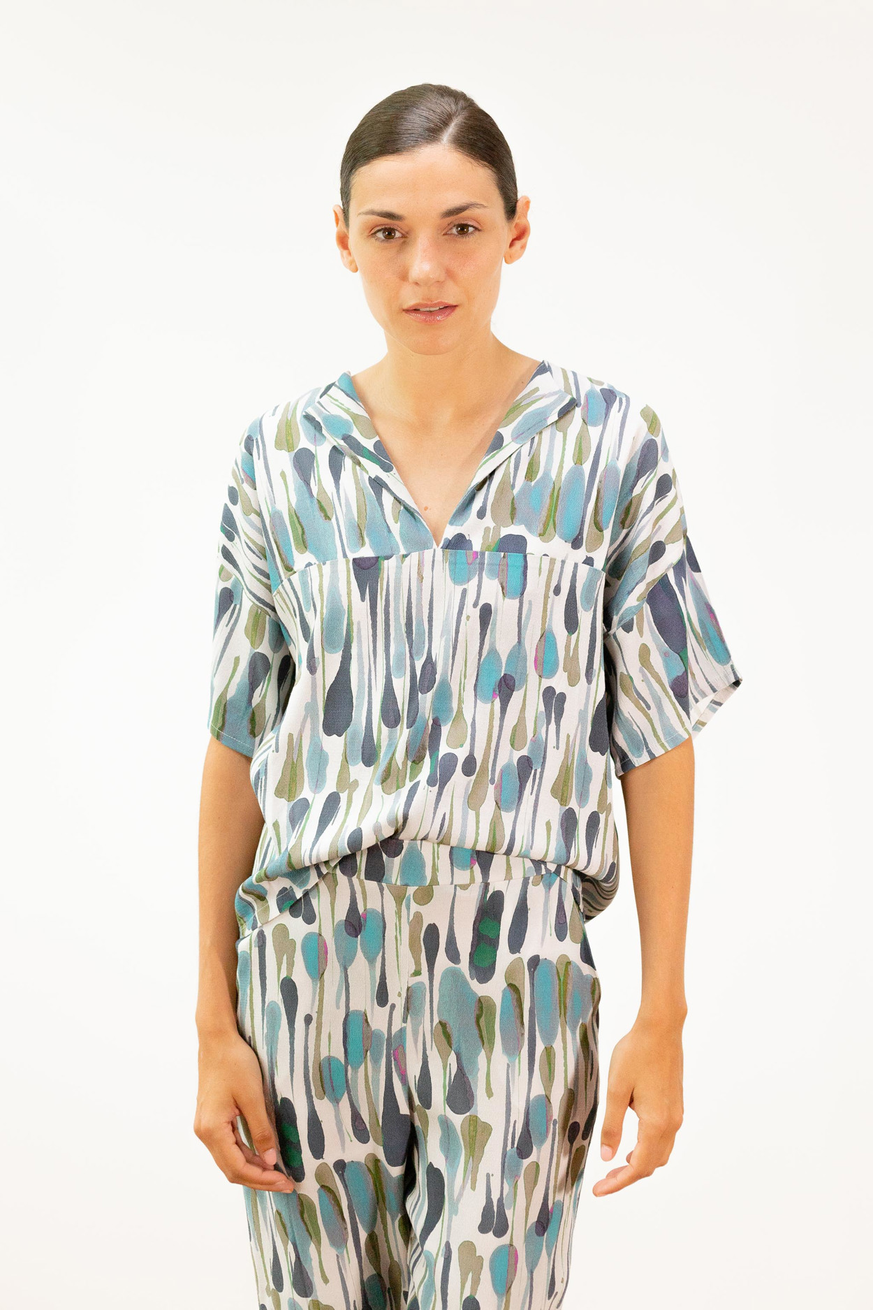 Tienda especializada en las mejores marcas de Ropa Ética, Sostenible y de algodón orgánico en Granada y Jaén. SKFK, Skunkfunk, PAN Producto Básico BLUSA GOTAS