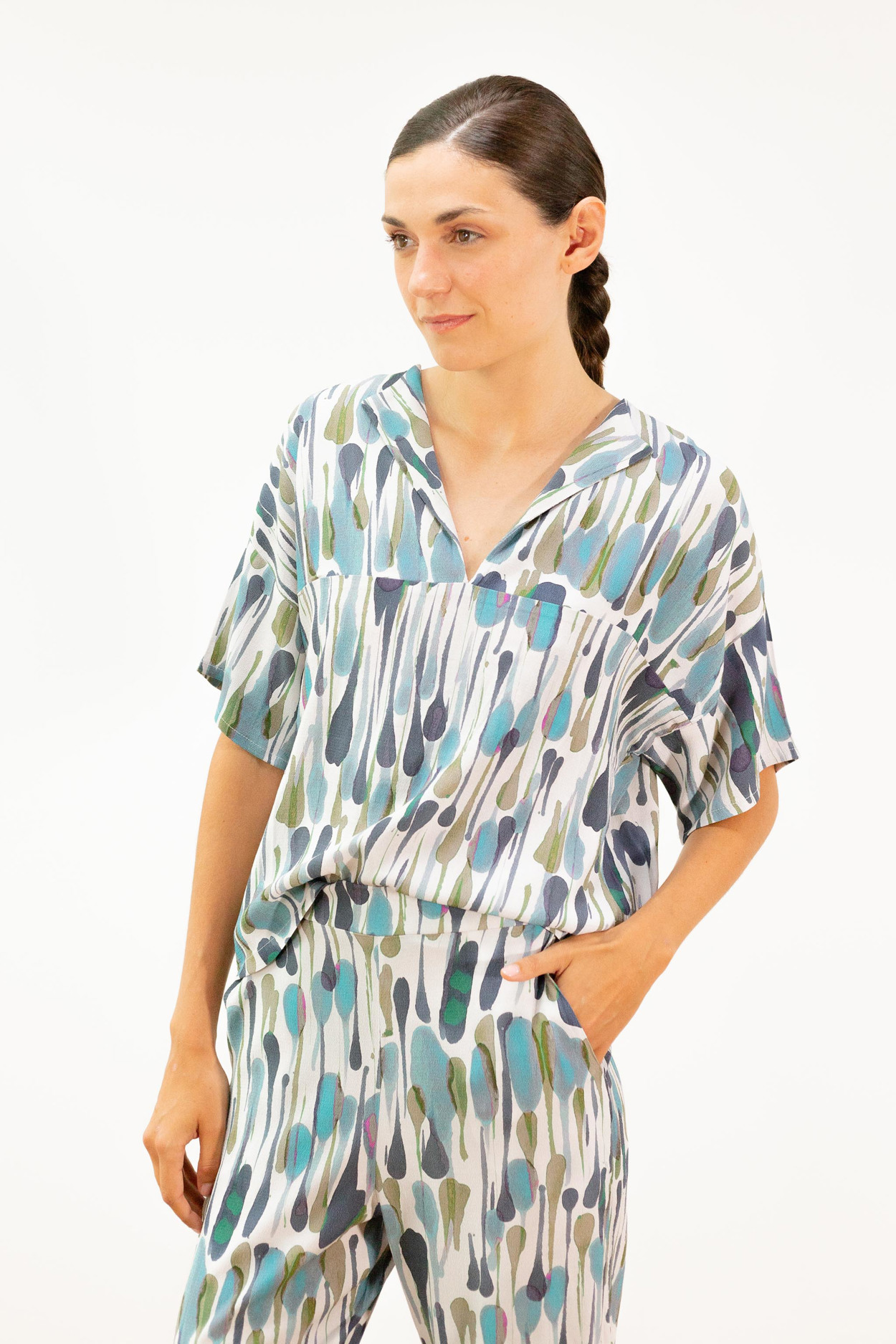 Tienda especializada en las mejores marcas de Ropa Ética, Sostenible y de algodón orgánico en Granada y Jaén. SKFK, Skunkfunk, PAN Producto BásicoBLUSA GOTAS