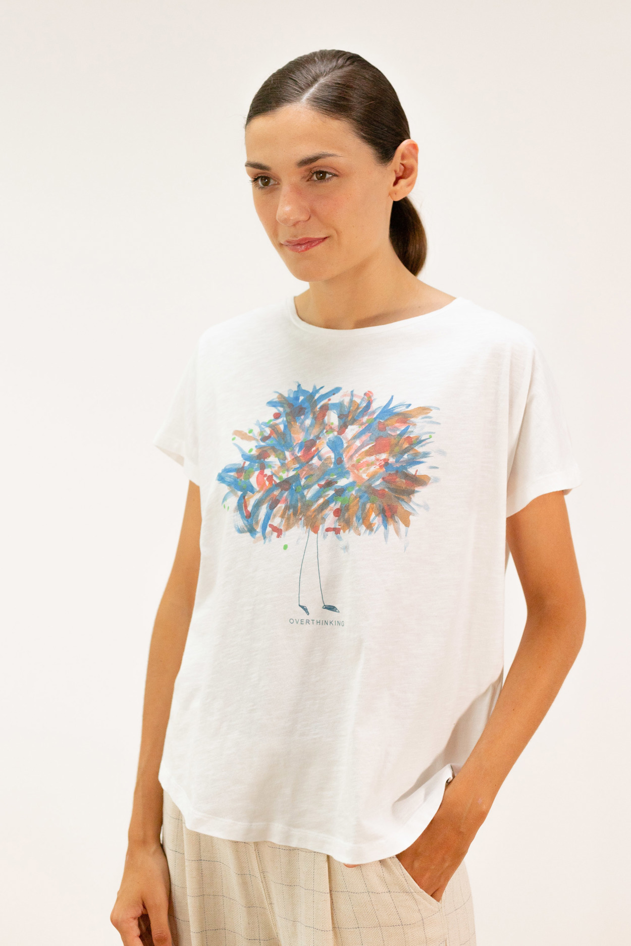 Tienda especializada en las mejores marcas de Ropa Ética, Sostenible y de algodón orgánico en Granada y Jaén. SKFK, Skunkfunk, PAN Producto Básico CAMISETA OVERTHINKING