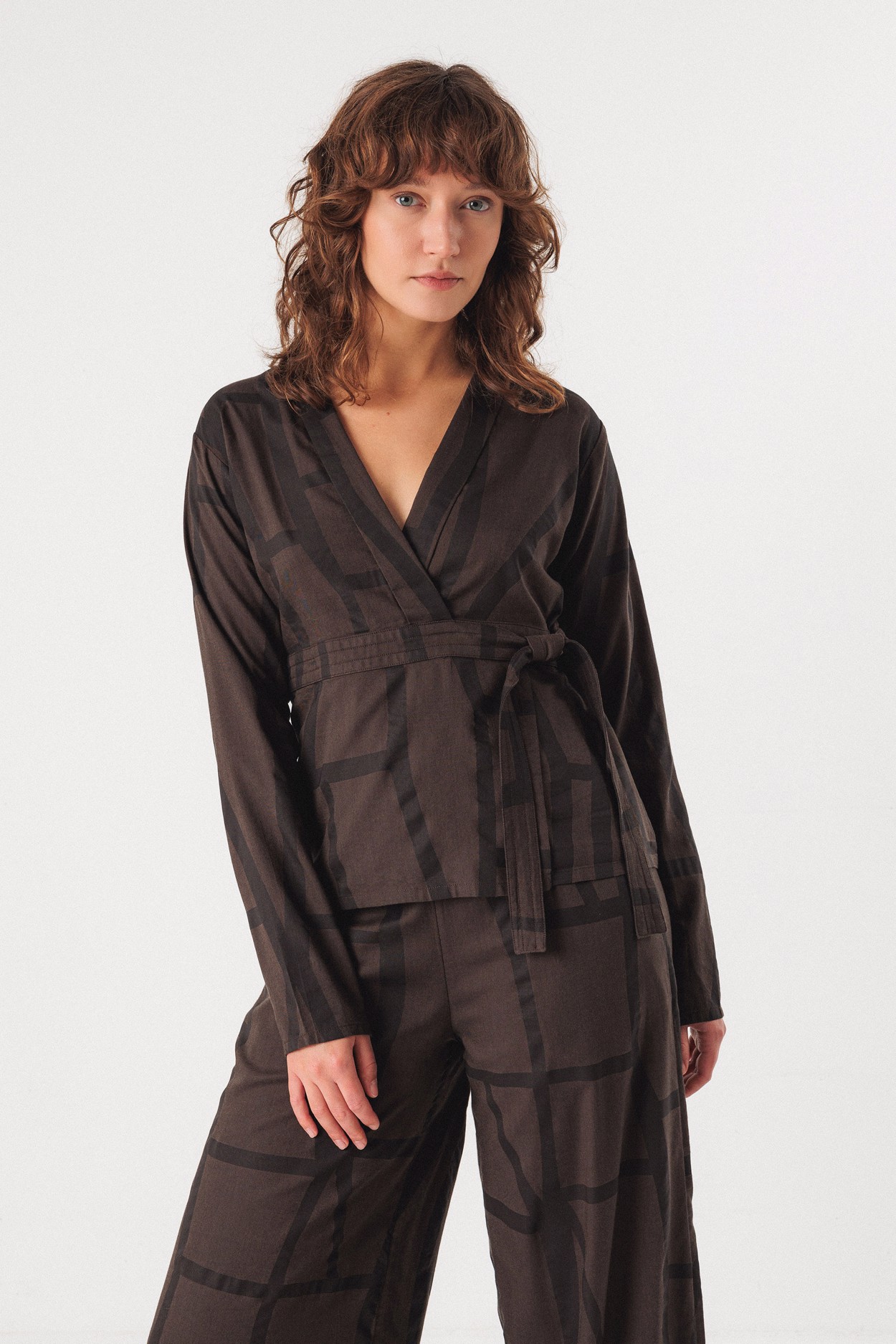 Tienda especializada en las mejores marcas de Ropa Ética, Sostenible y de algodón orgánico en Granada y Jaén. SKFK, Skunkfunk, PAN Producto Básico CAMISA DEIANE