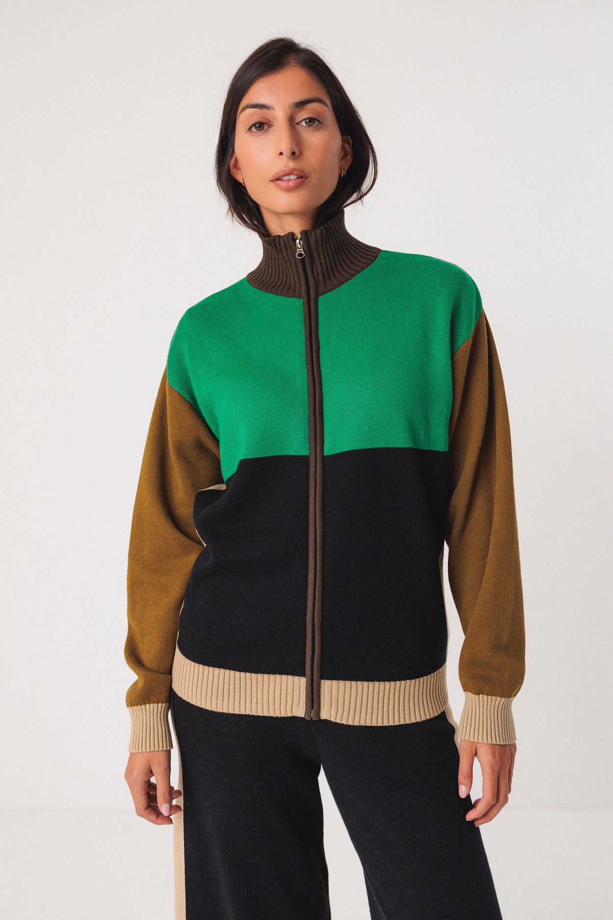 Tienda especializada en las mejores marcas de Ropa Ética, Sostenible y de algodón orgánico en Granada y Jaén. SKFK, Skunkfunk, PAN Producto Básico REBECA ORIA